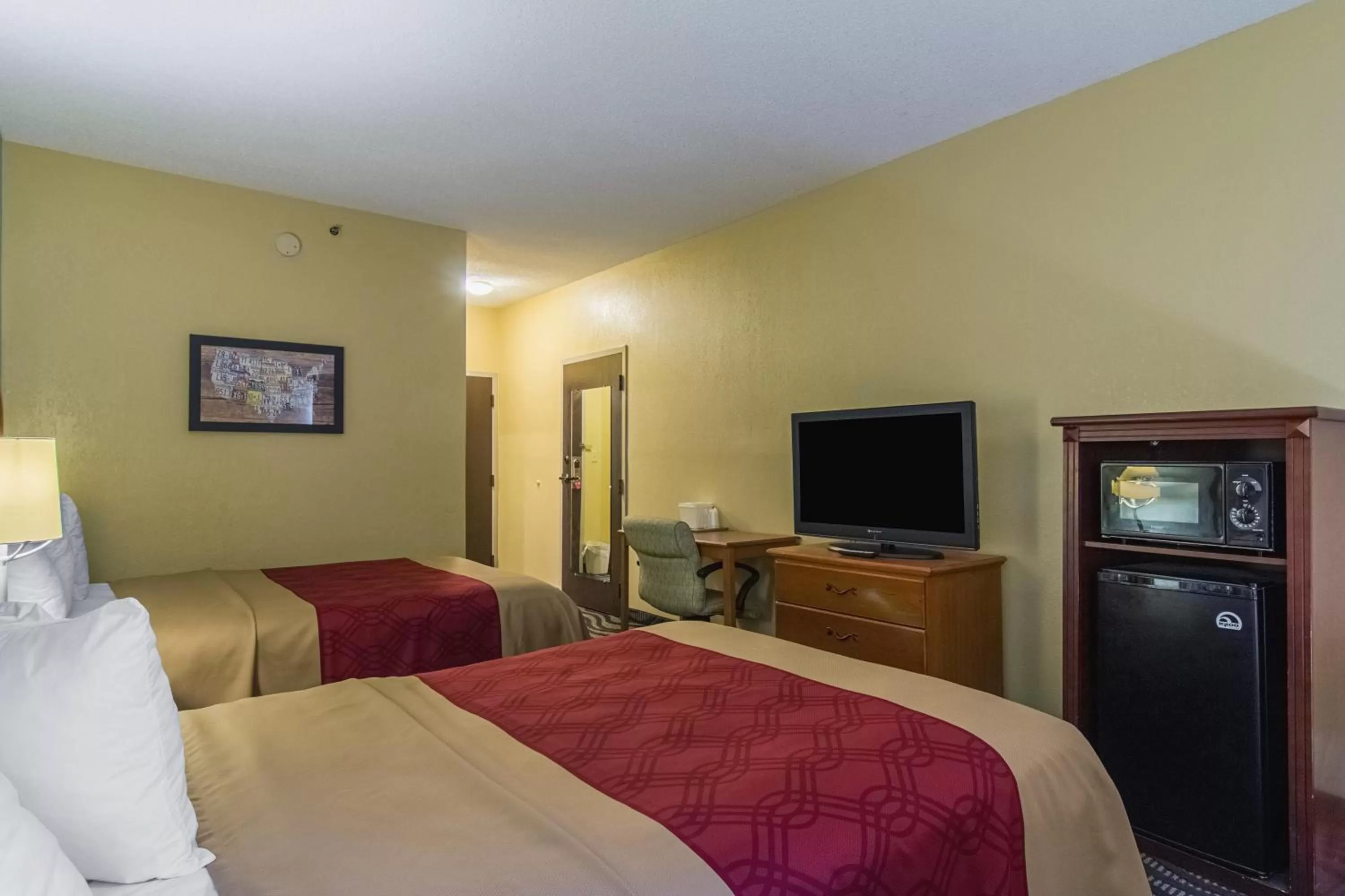 Bed in Econo Lodge Darien