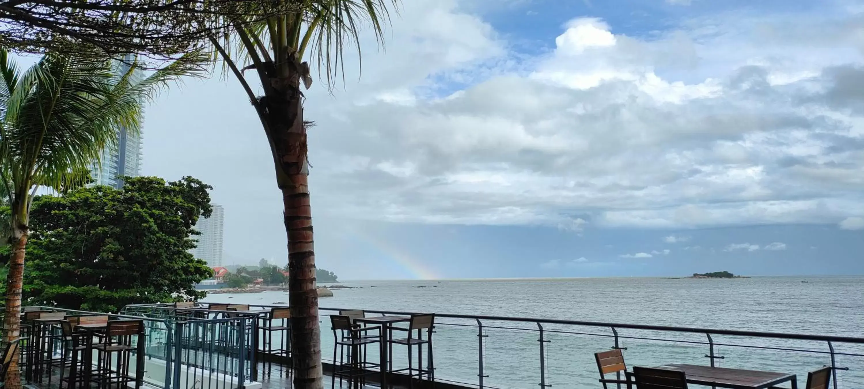 Lounge or bar in Hompton Hotel by the Beach