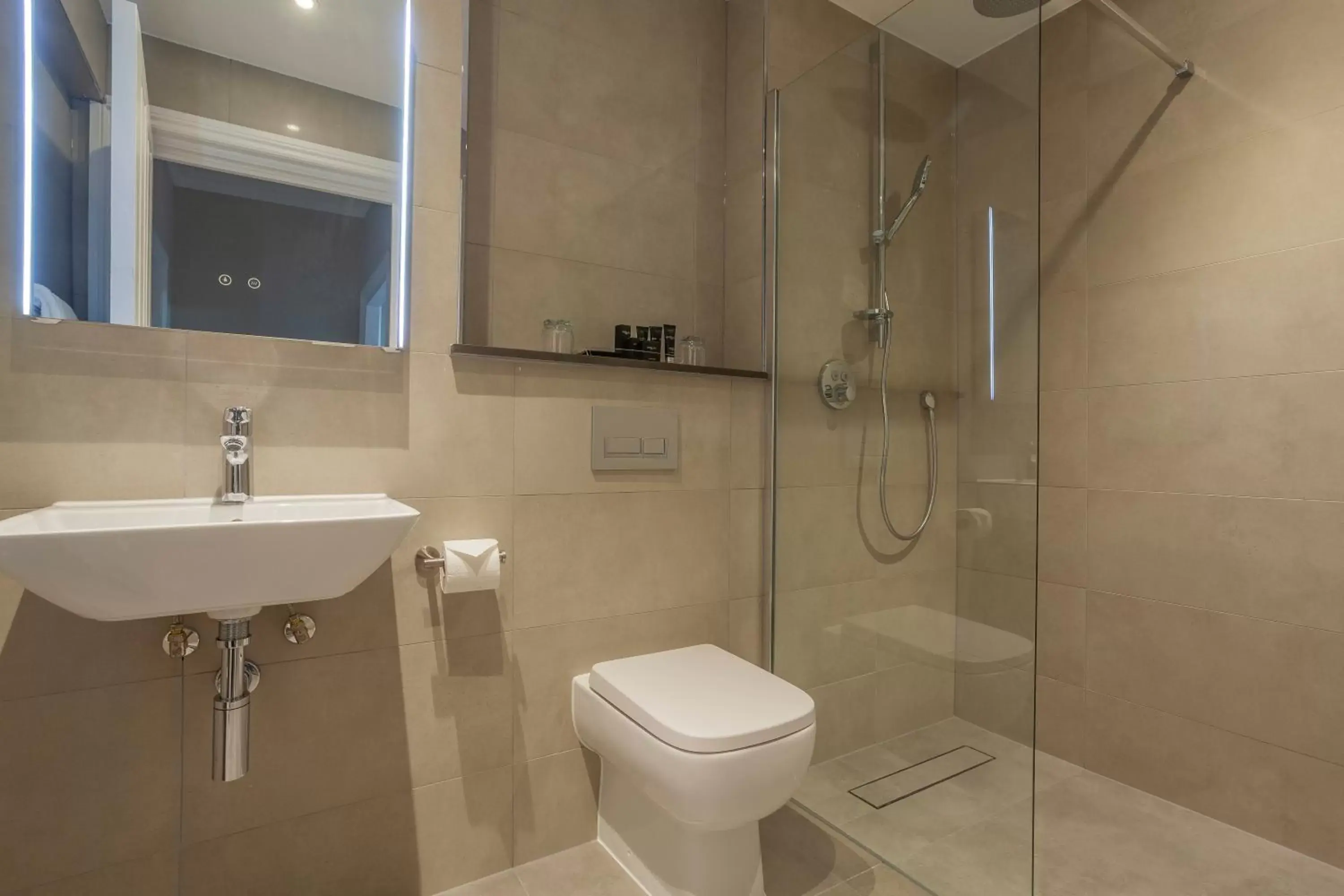 Shower, Bathroom in Oatlands Park Hotel