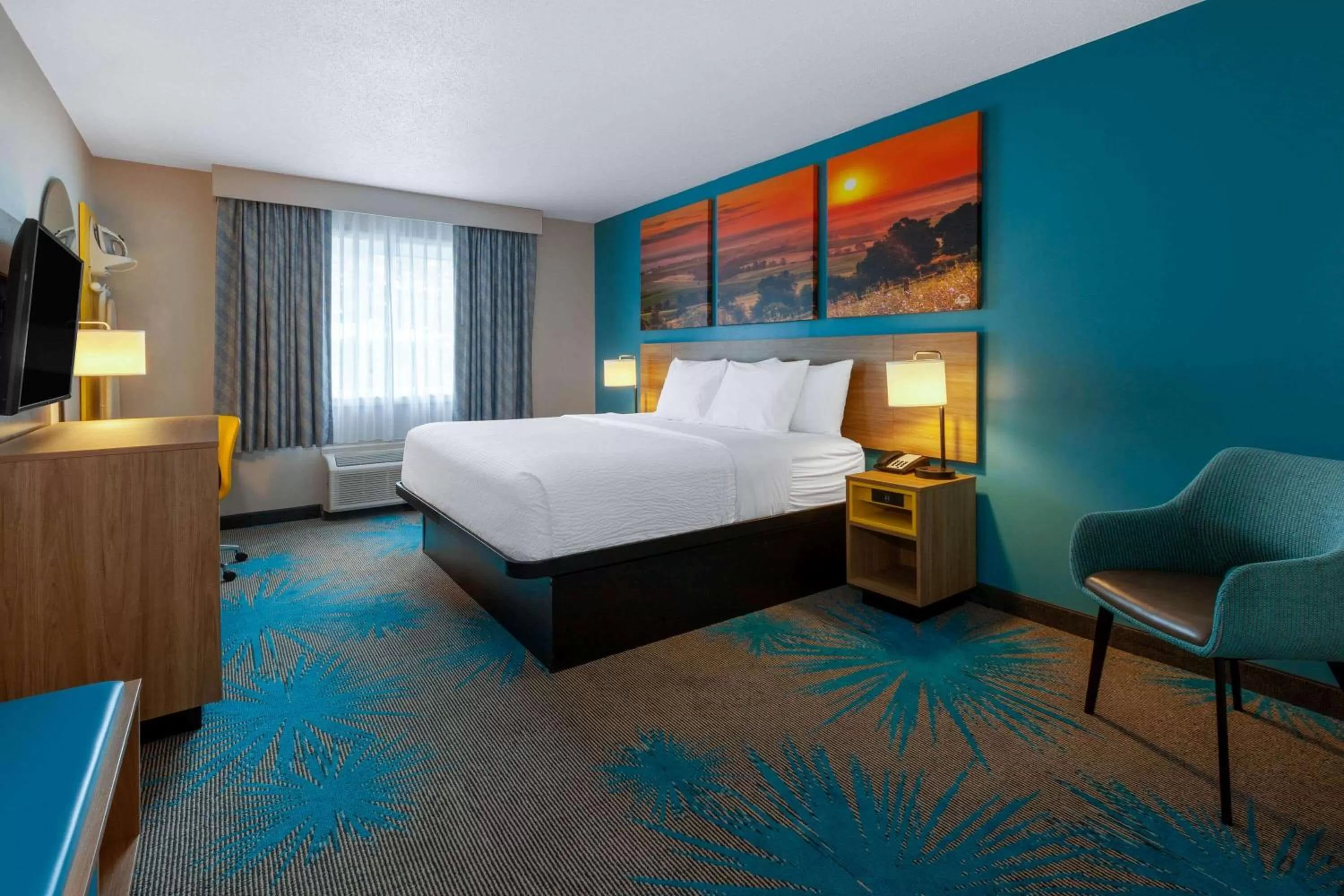 Photo of the whole room, Bed in Days Inn by Wyndham Sandusky Cedar Point