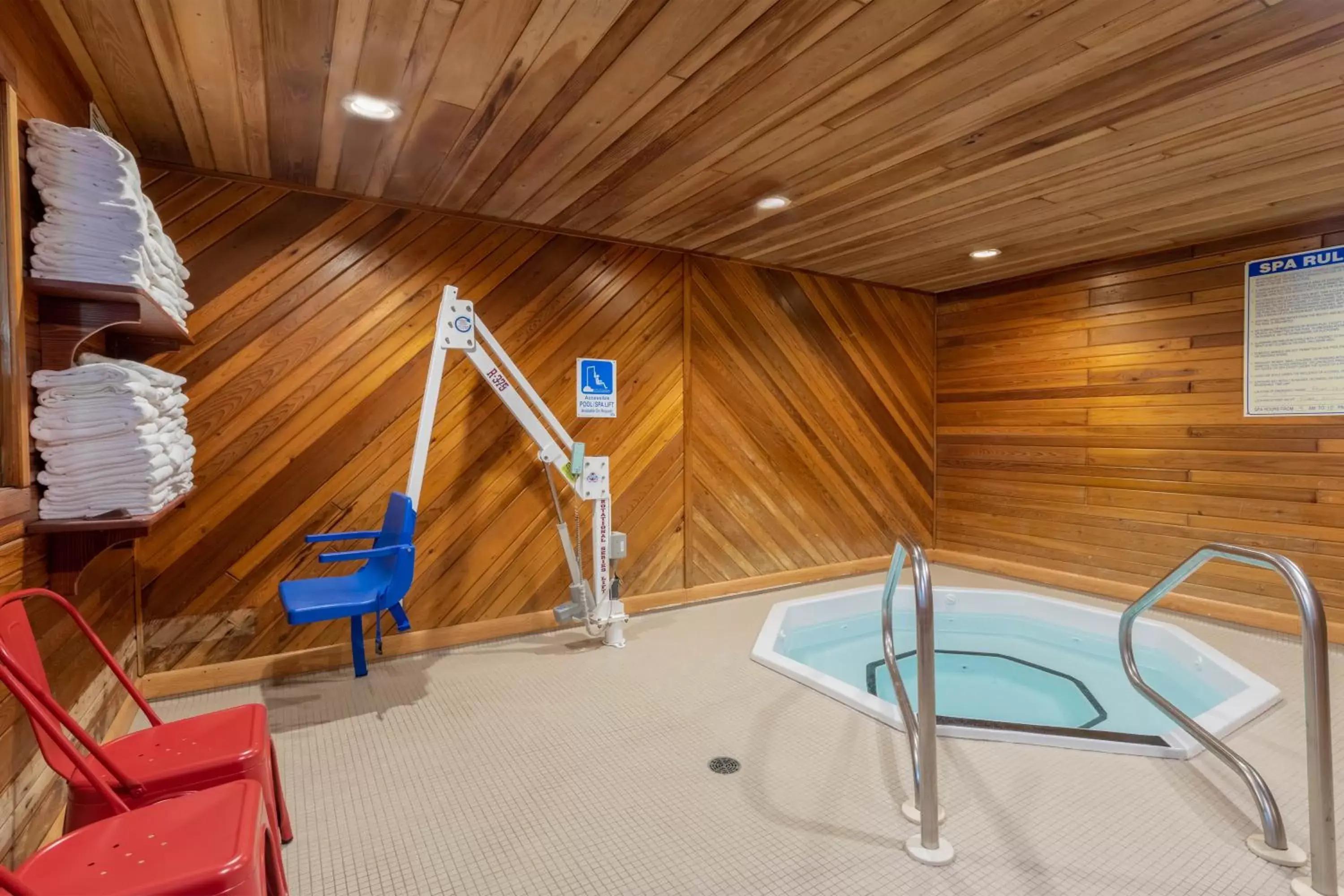 Hot Tub, Swimming Pool in Super 8 by Wyndham Duluth