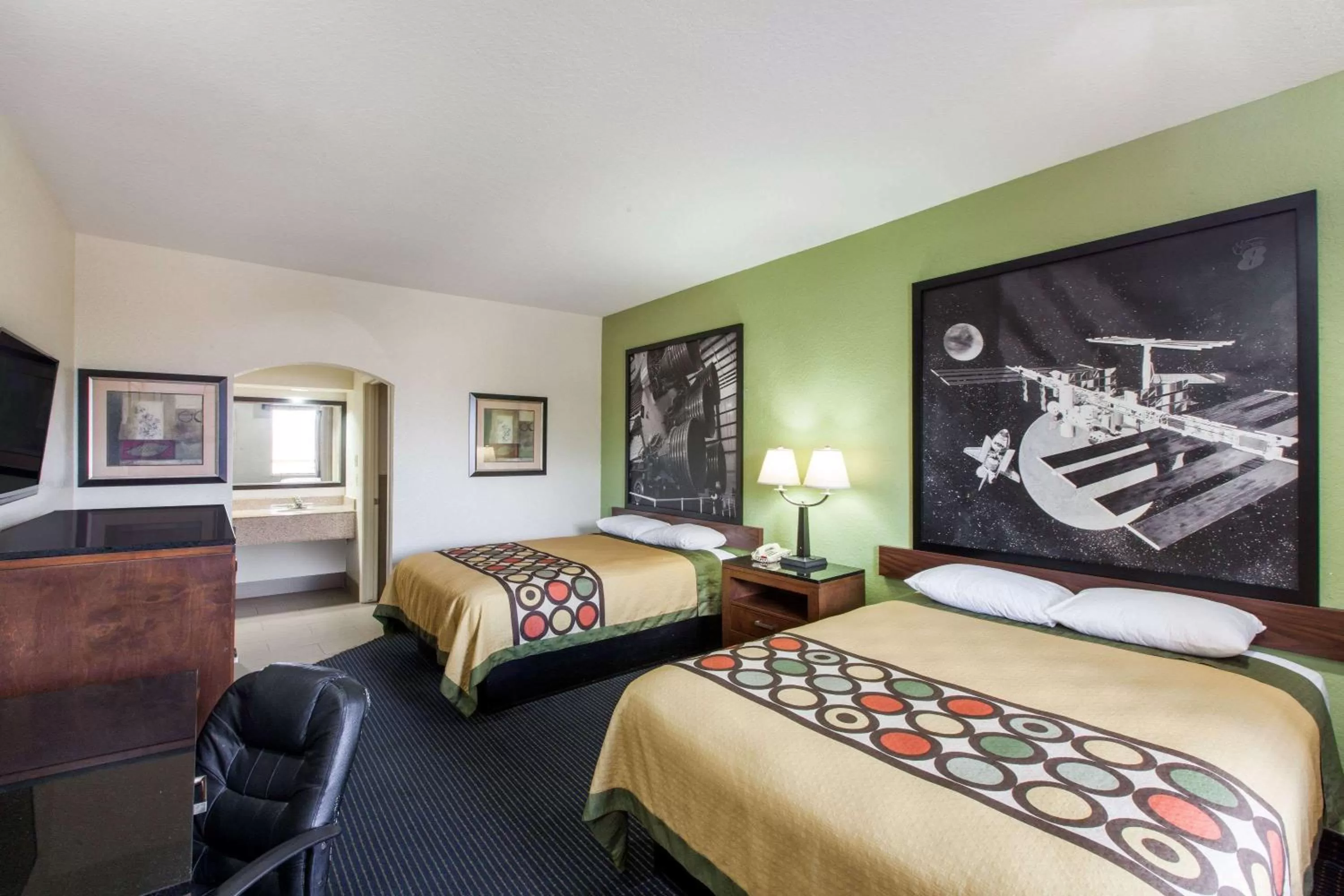 Photo of the whole room, Bed in Super 8 by Wyndham Houston Hobby Airport South