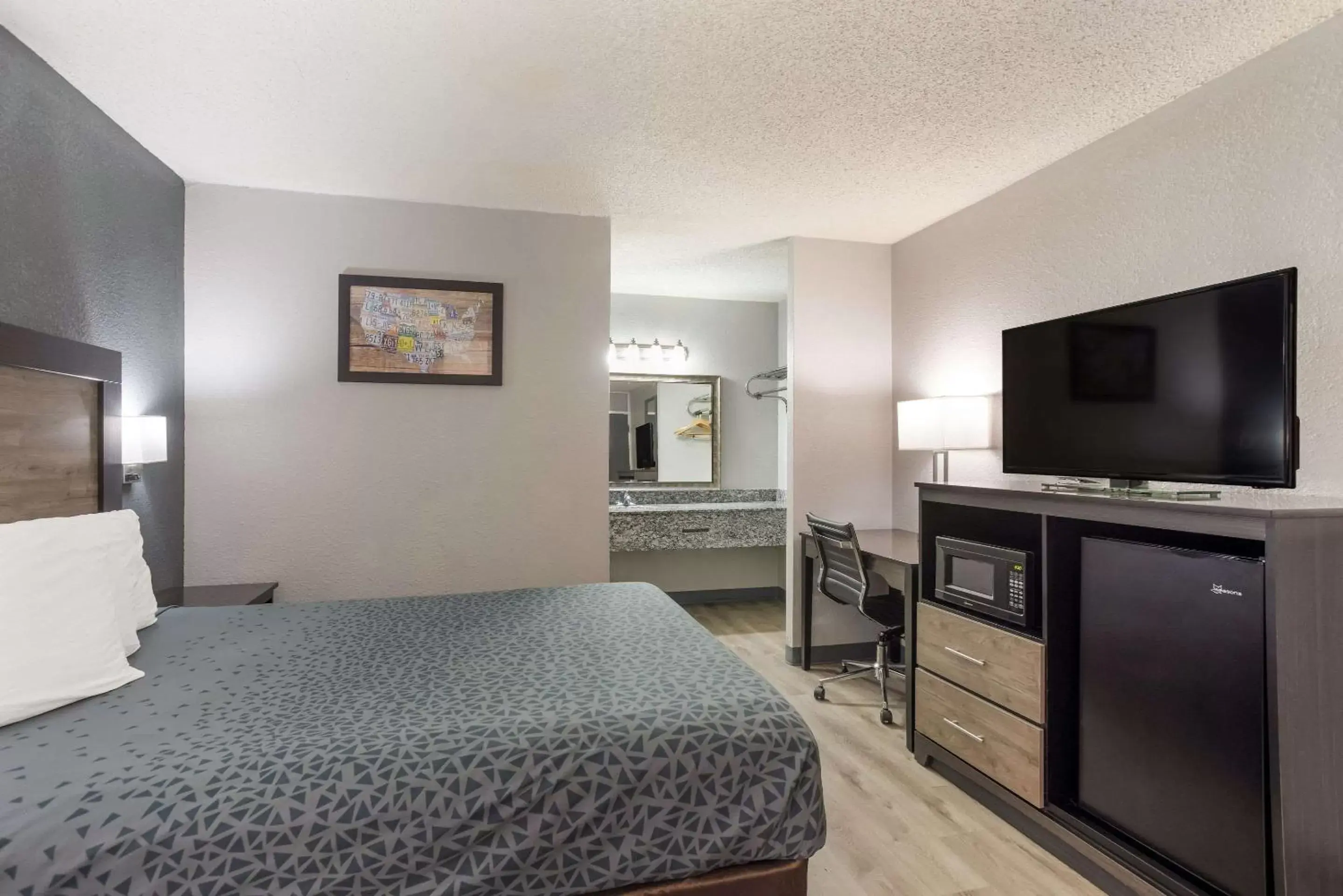 Bedroom, TV/Entertainment Center in Econo Lodge