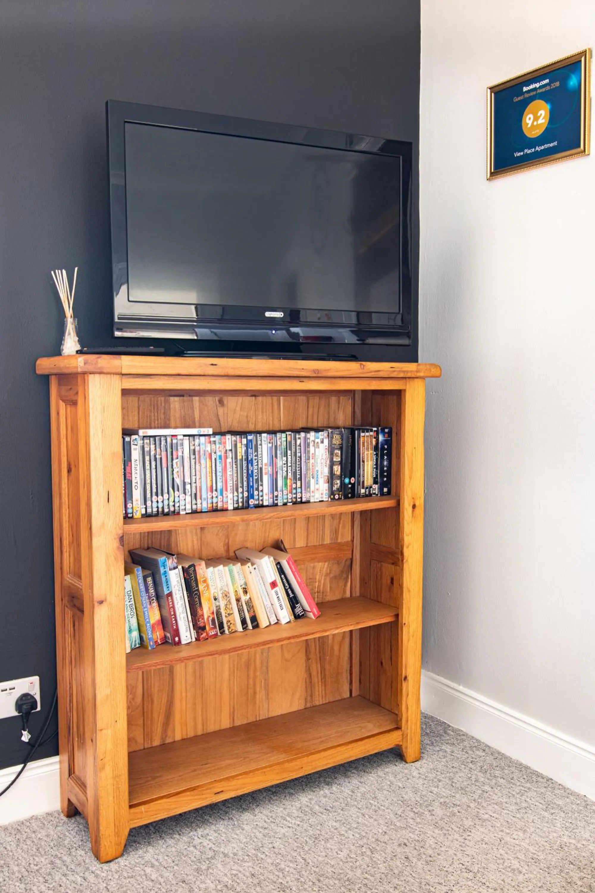 Communal lounge/ TV room in Bazpackers