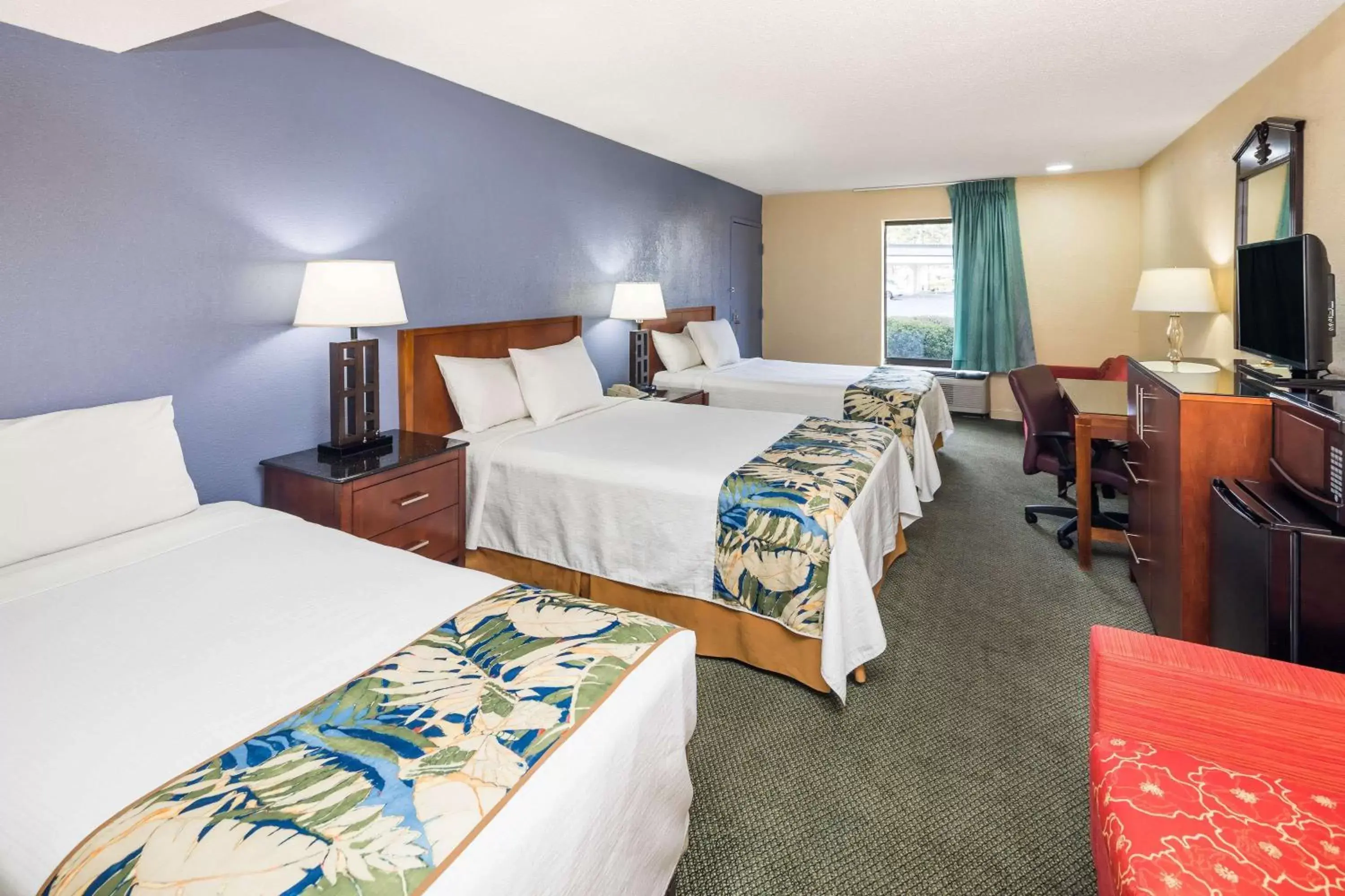 Photo of the whole room, Bed in Days Inn by Wyndham Walterboro