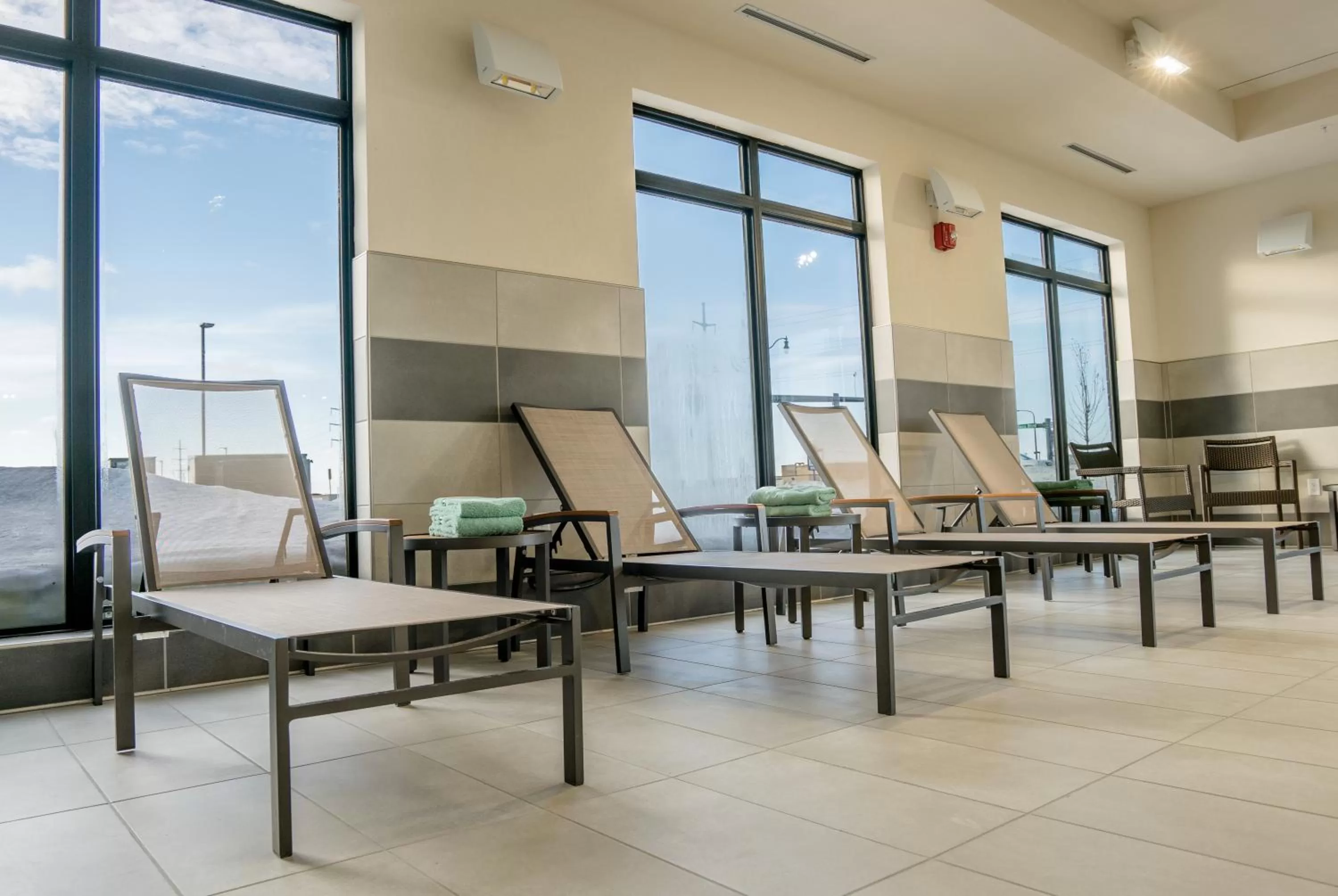 Swimming pool in Courtyard by Marriott Fargo