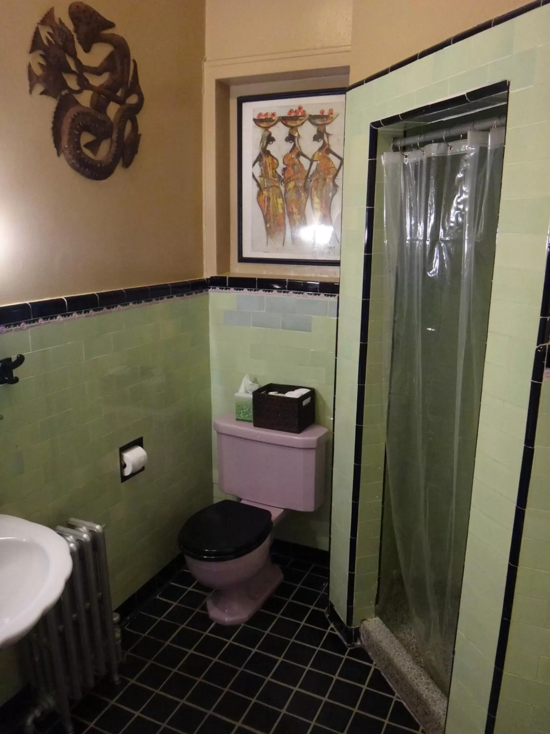 Bathroom in Chelsea Pub and Inn