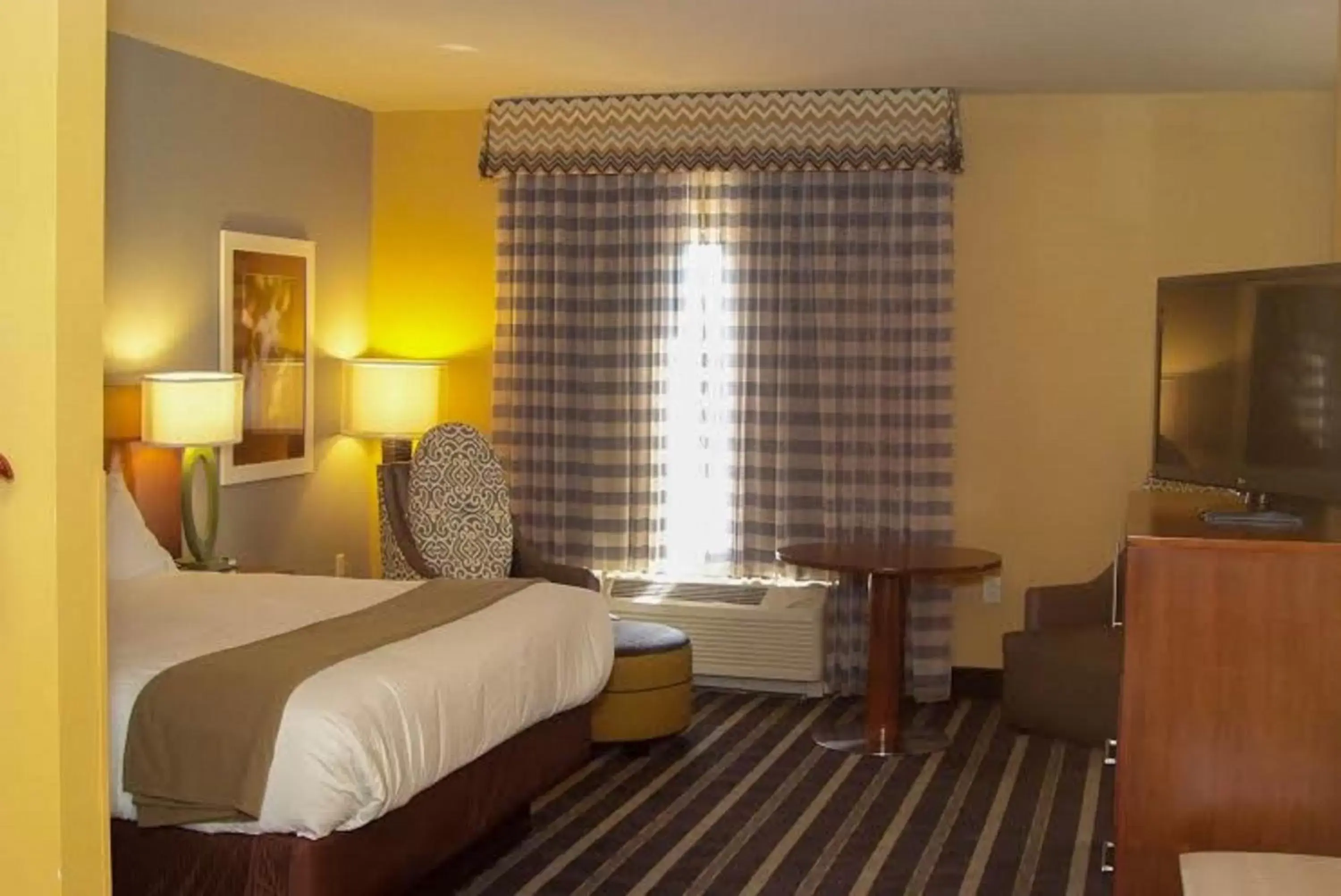 Photo of the whole room, Bed in Holiday Inn Express & Suites Perry-National Fairground Area, an IHG Hotel