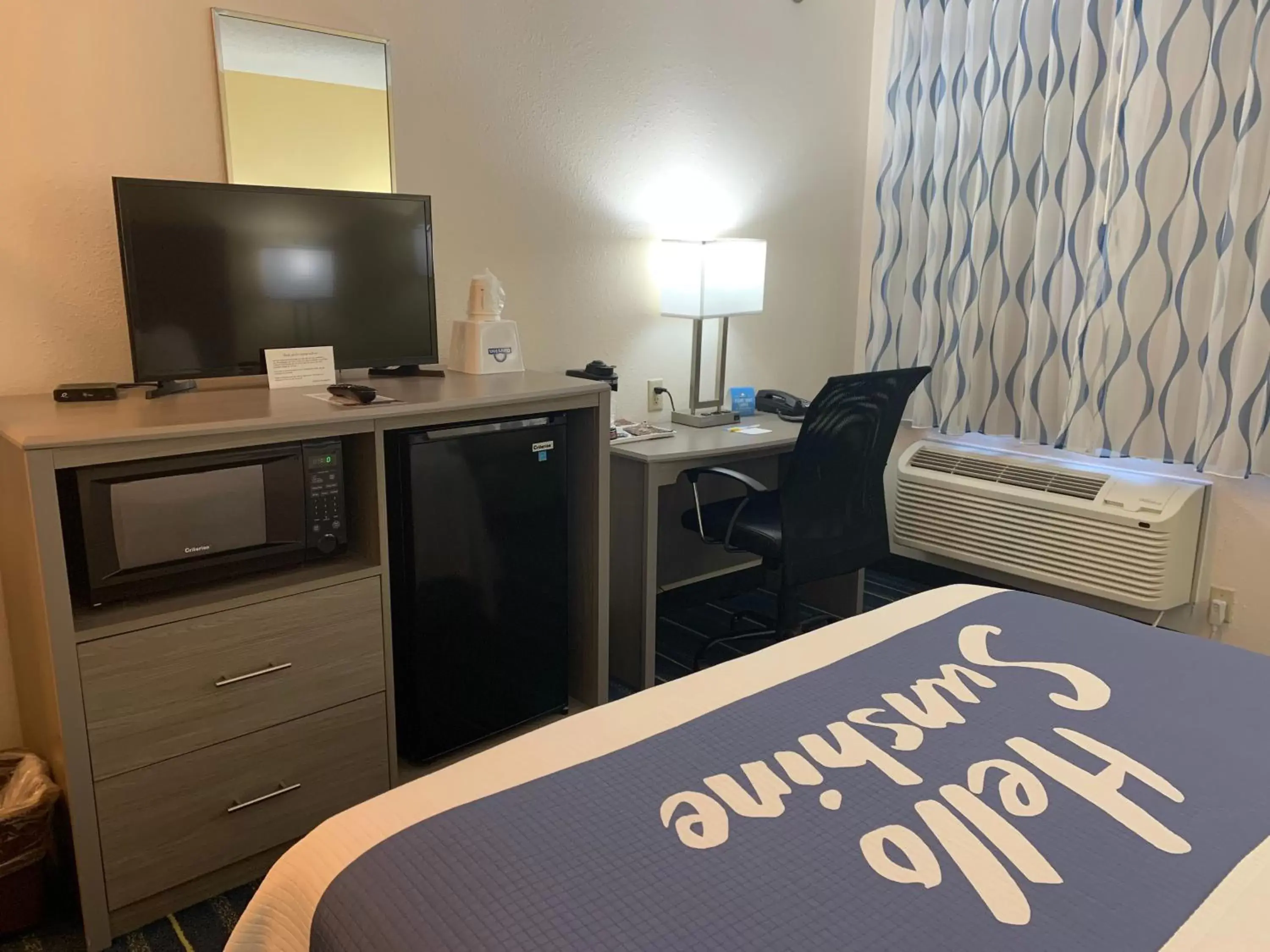 Queen Room - Non-Smoking in Days Inn by Wyndham Hinckley Queen Room - Non-Smoking in Days Inn by Wyndham Hinckley