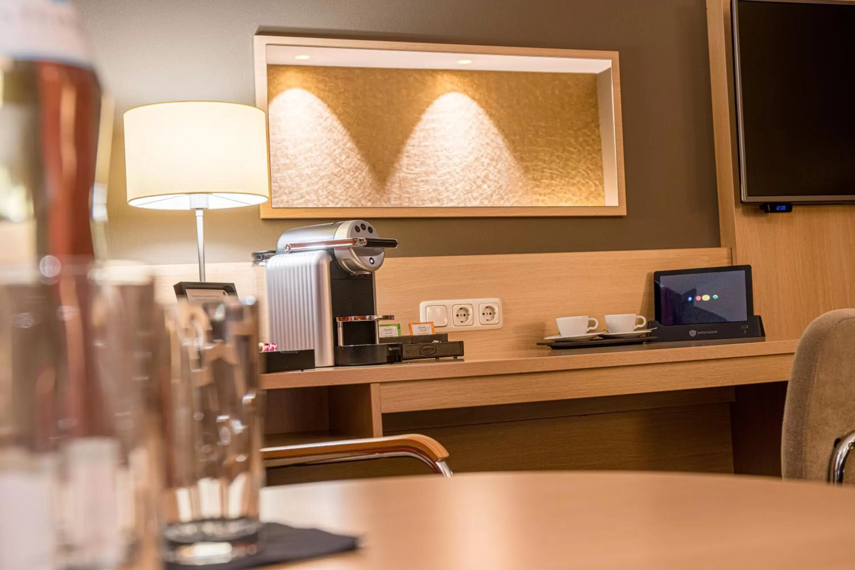 Coffee/tea facilities, TV/Entertainment Center in Best Western Premier Central Hotel Leonhard