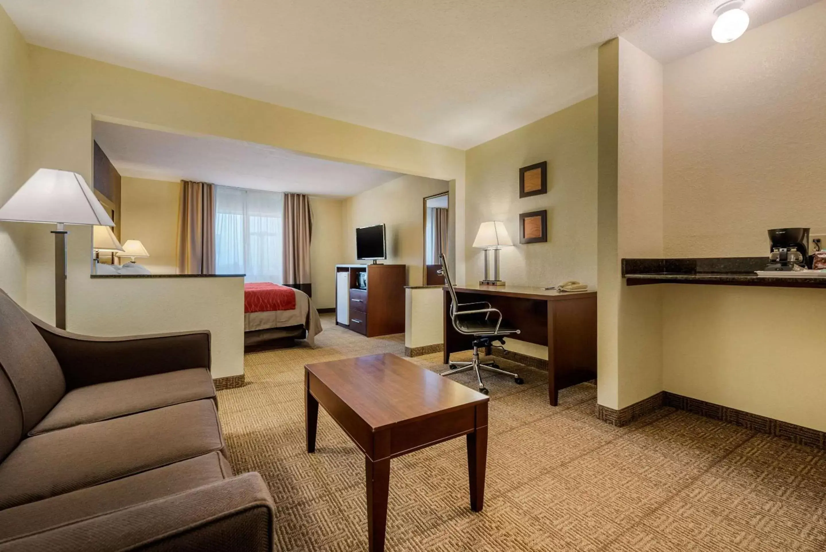 Photo of the whole room, Seating Area in Comfort Inn Warren I-69