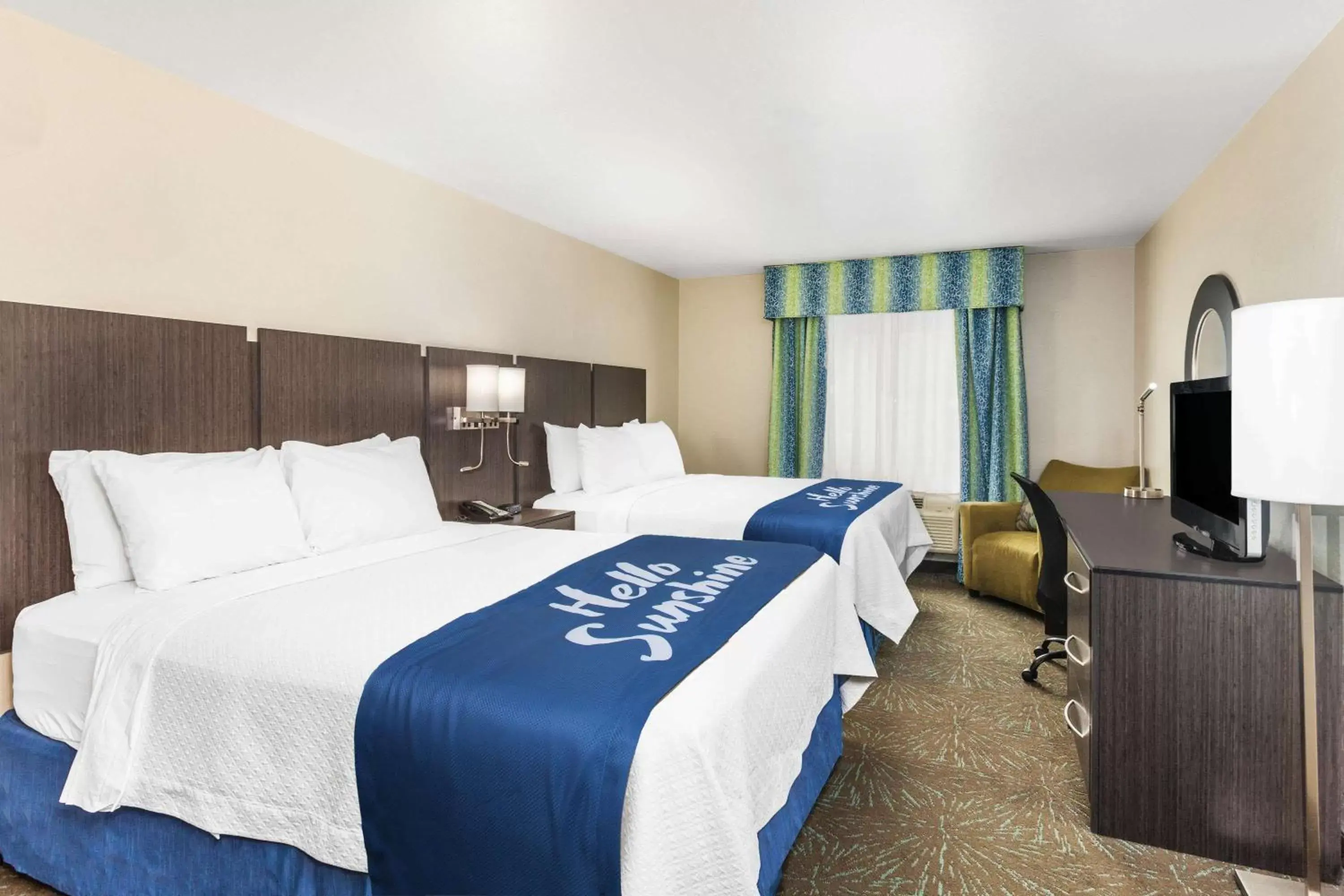 Photo of the whole room, Bed in Days Inn & Suites by Wyndham East Flagstaff