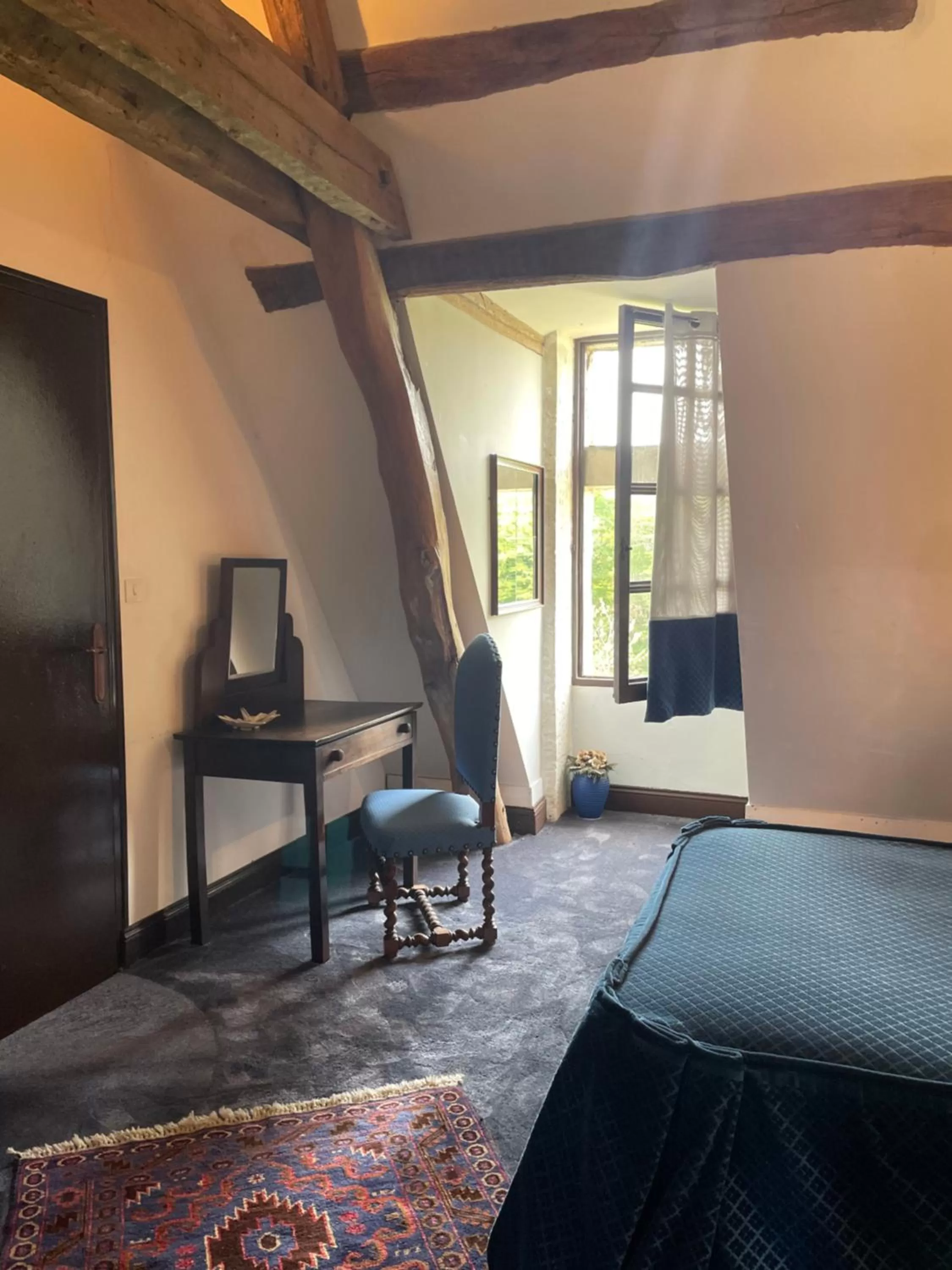 Bed, TV/Entertainment Center in Manoir de la Rémonière