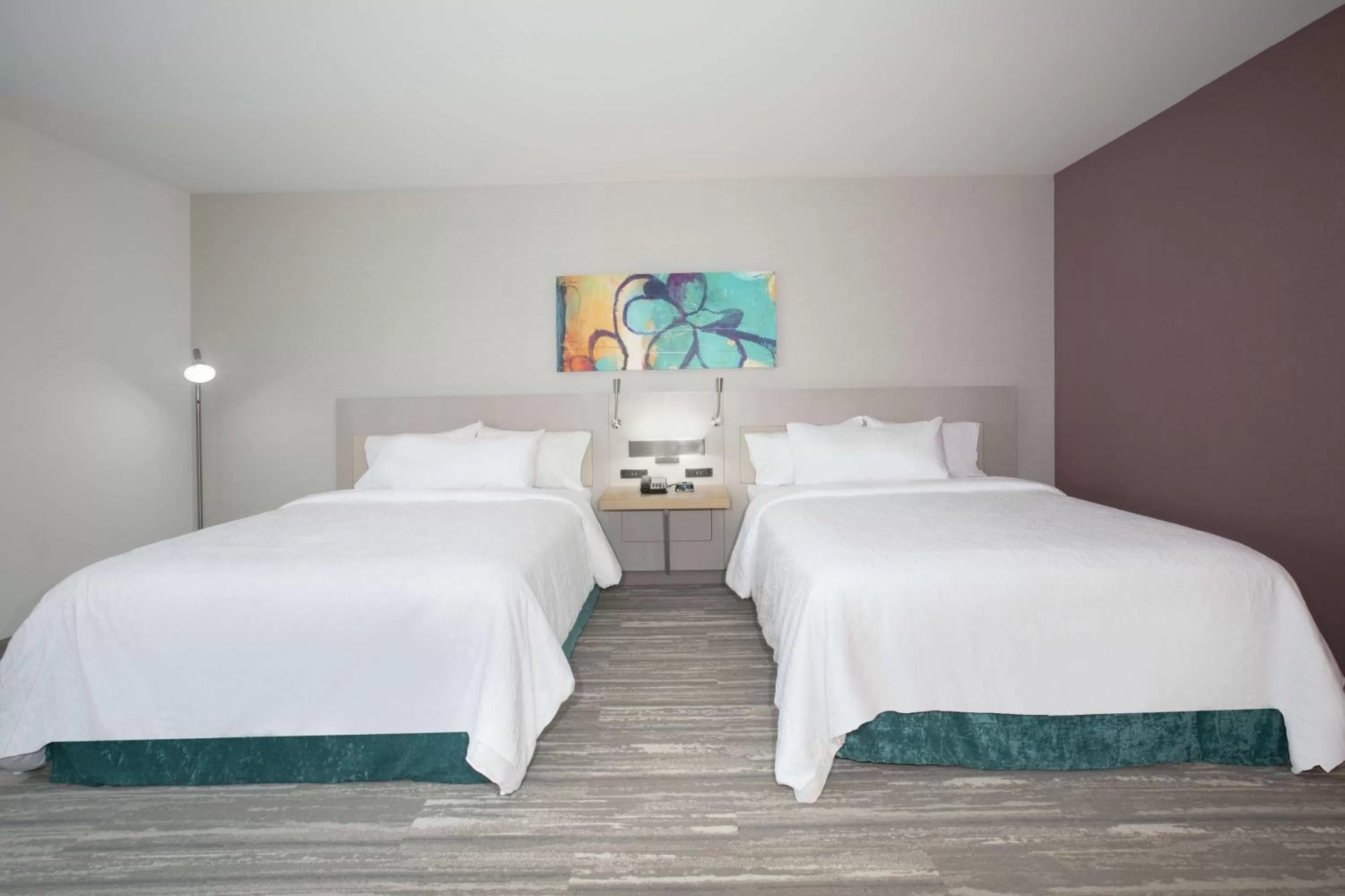 Bed in Hilton Garden Inn Omaha Aksarben Village