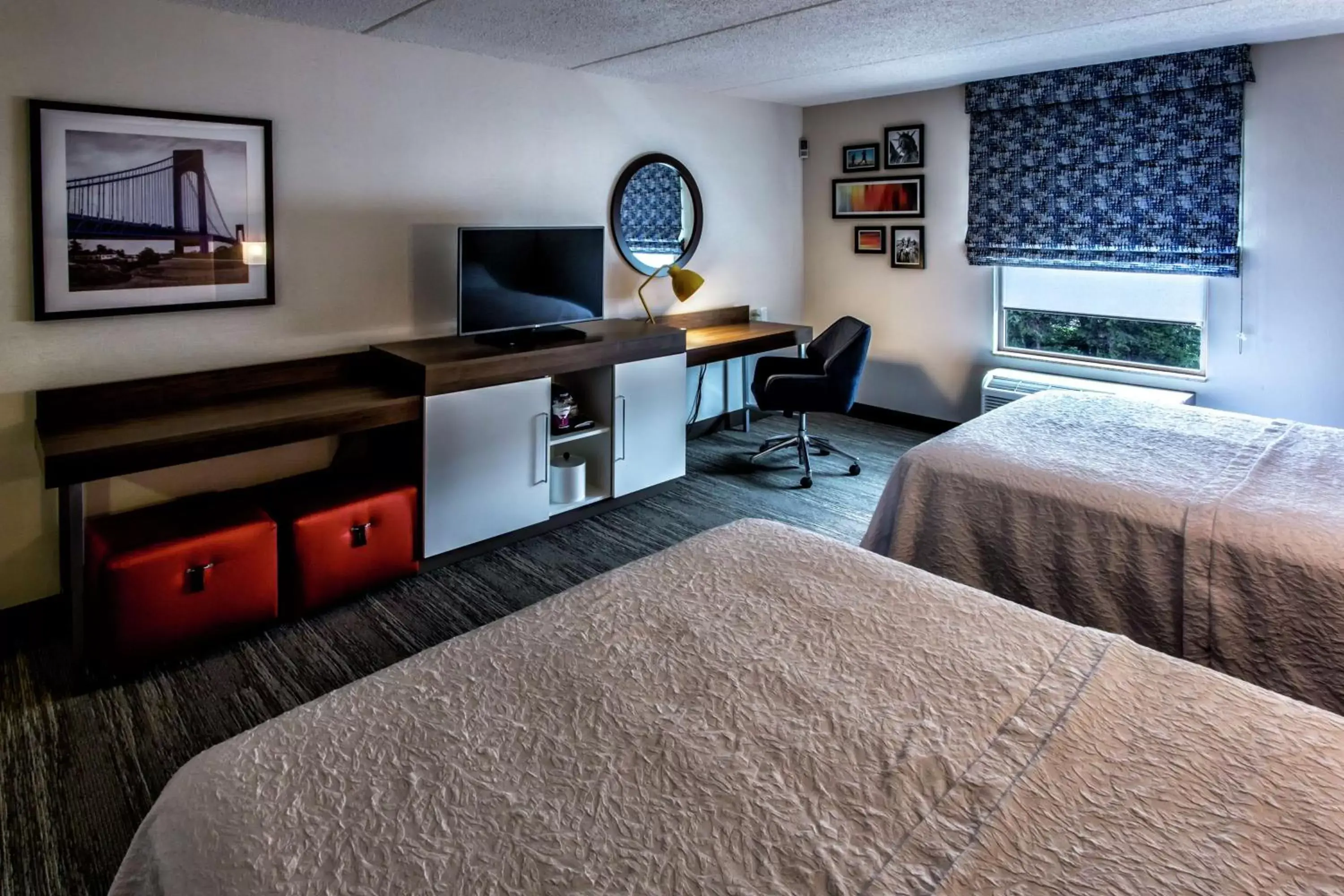 Bed, TV/Entertainment Center in Hampton Inn & Suites Staten Island