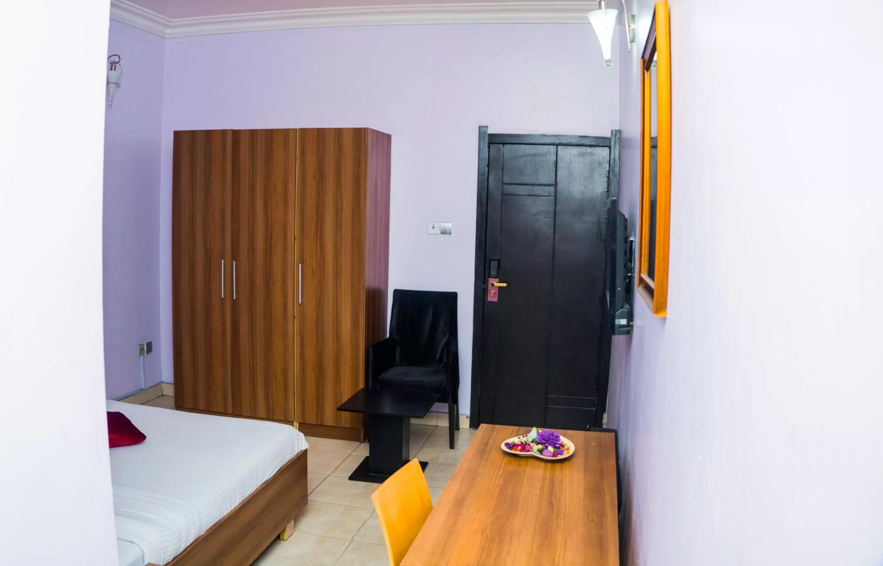 Communal lounge/ TV room, TV/Entertainment Center in 1804 Boutique Hotel