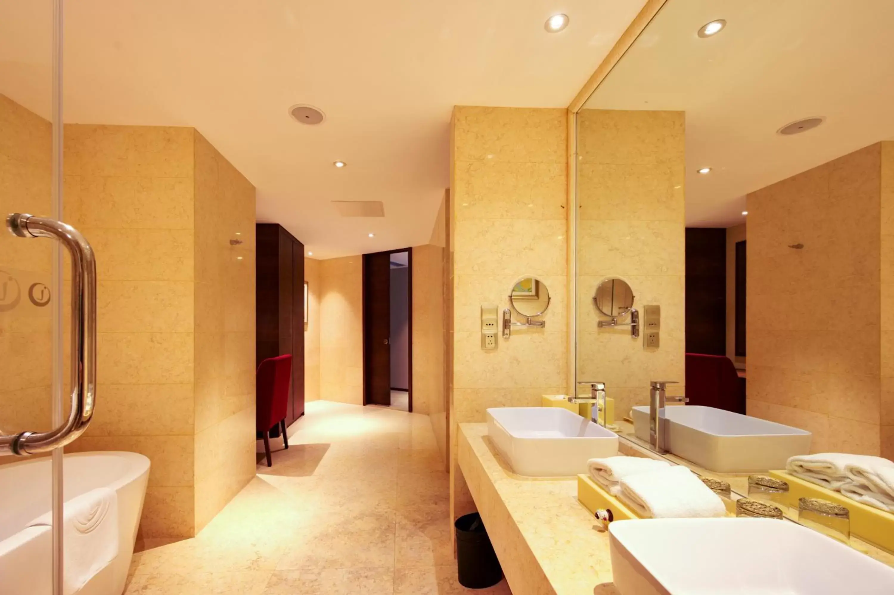 Photo of the whole room, Bathroom in Lia Charlton Hotel Shenzhen