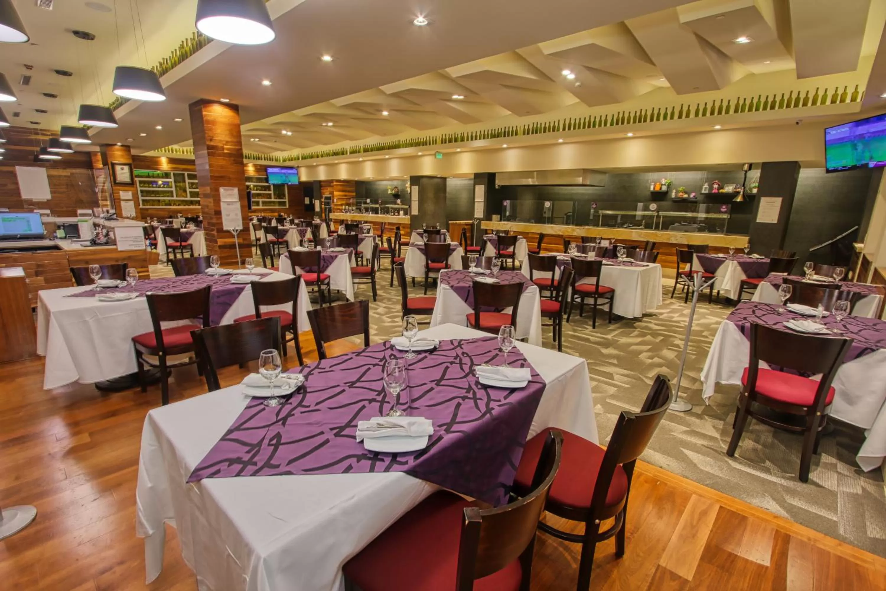 Restaurant/places to eat in Holiday Inn & Suites Plaza Mayor by IHG