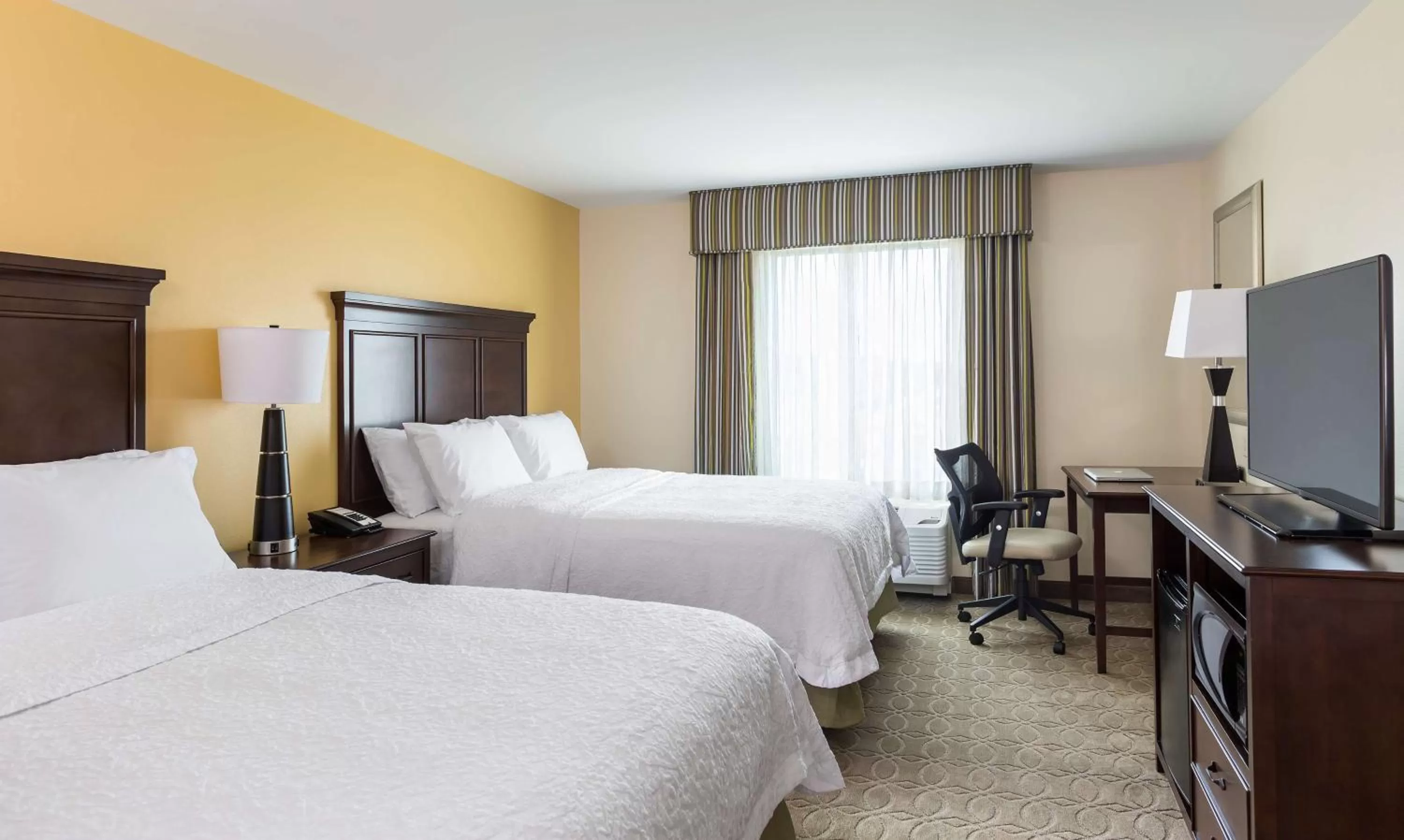 Bed in Hampton Inn & Suites Philadelphia Montgomeryville
