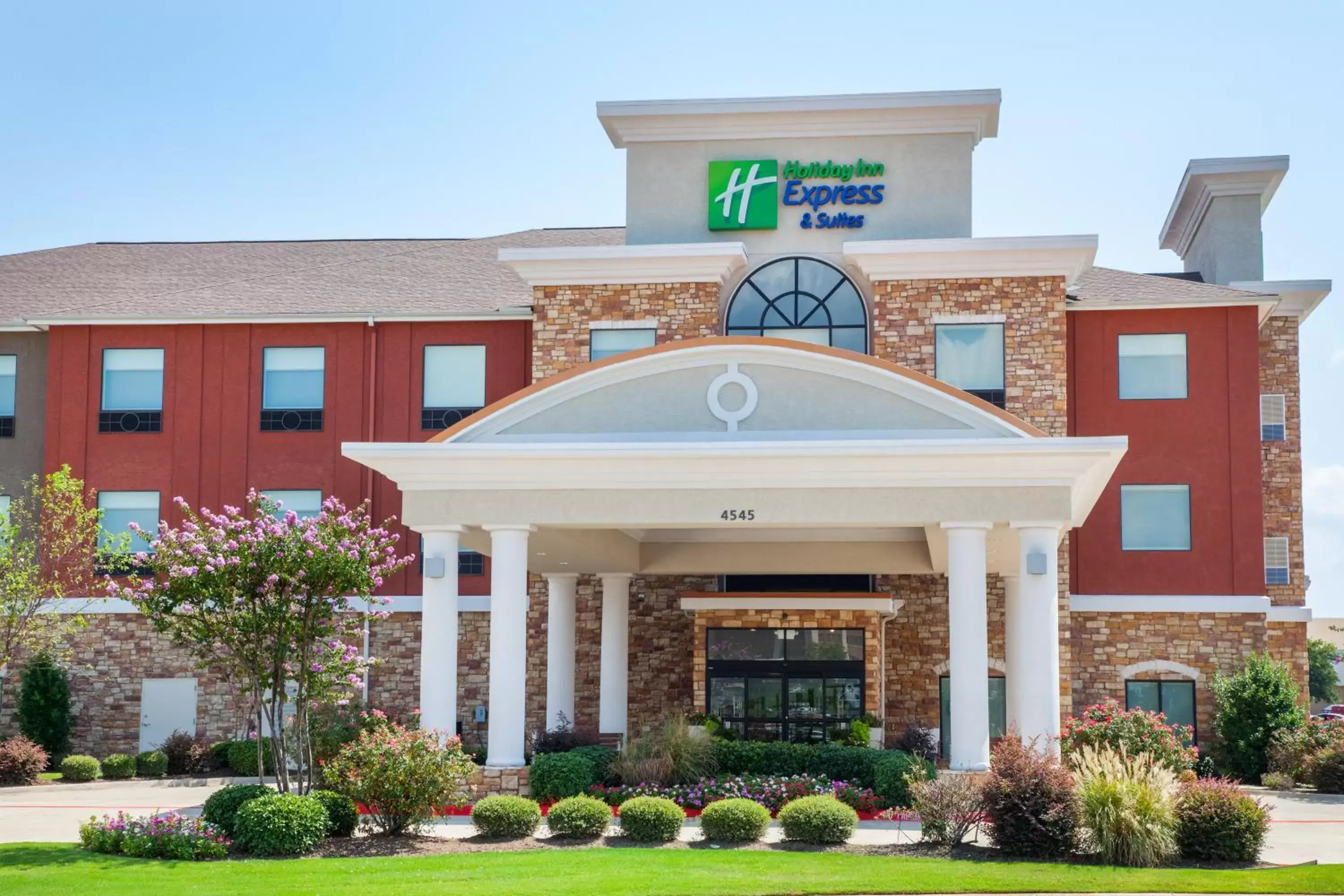 Property Building in Holiday Inn Express & Suites Texarkana, an IHG Hotel