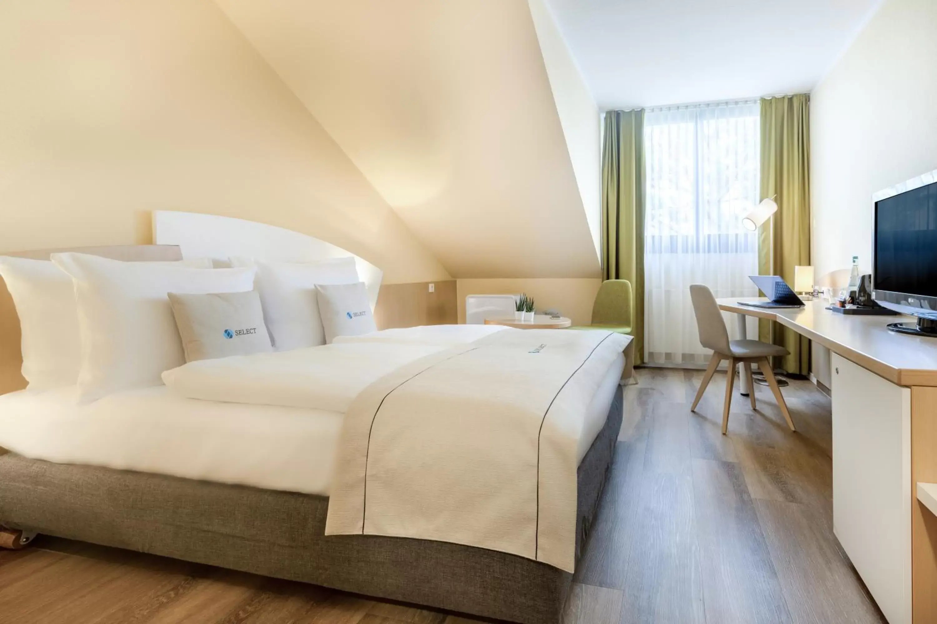 Photo of the whole room, Bed in Select Hotel Erlangen