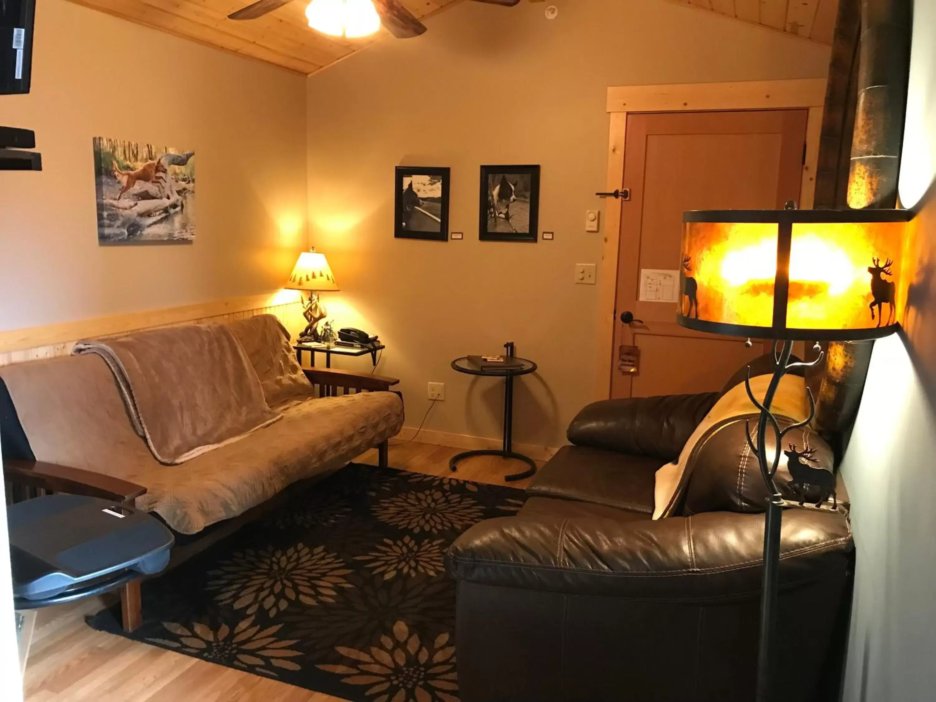 Living room, Seating Area in Twisp River Suites