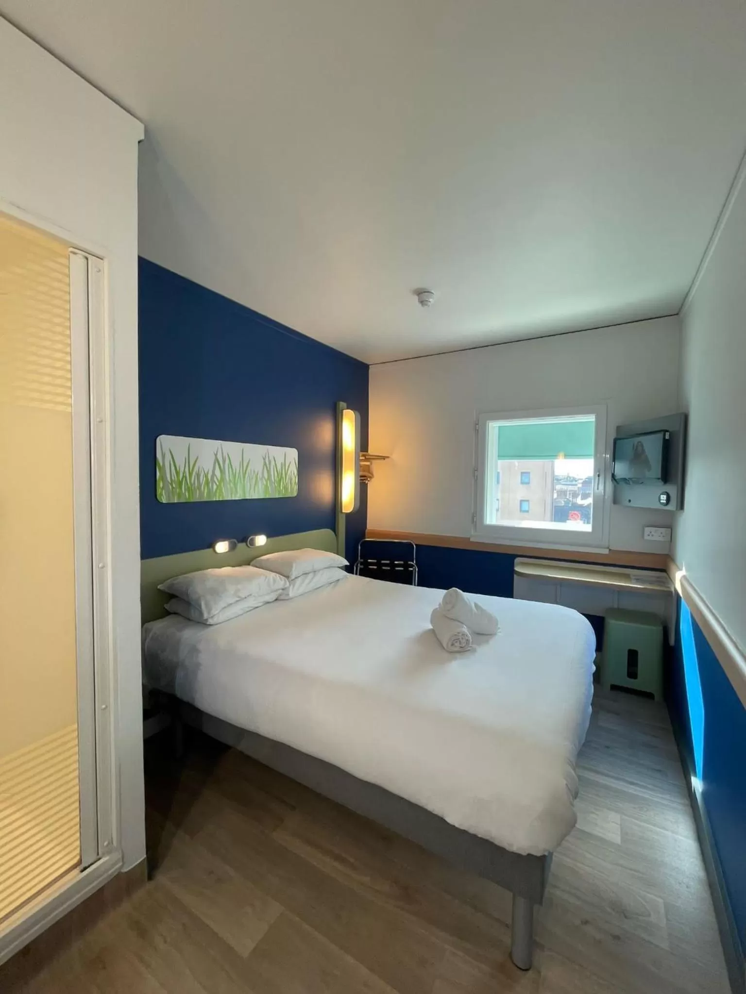 Bedroom, Bed in ibis budget Belfast City Centre