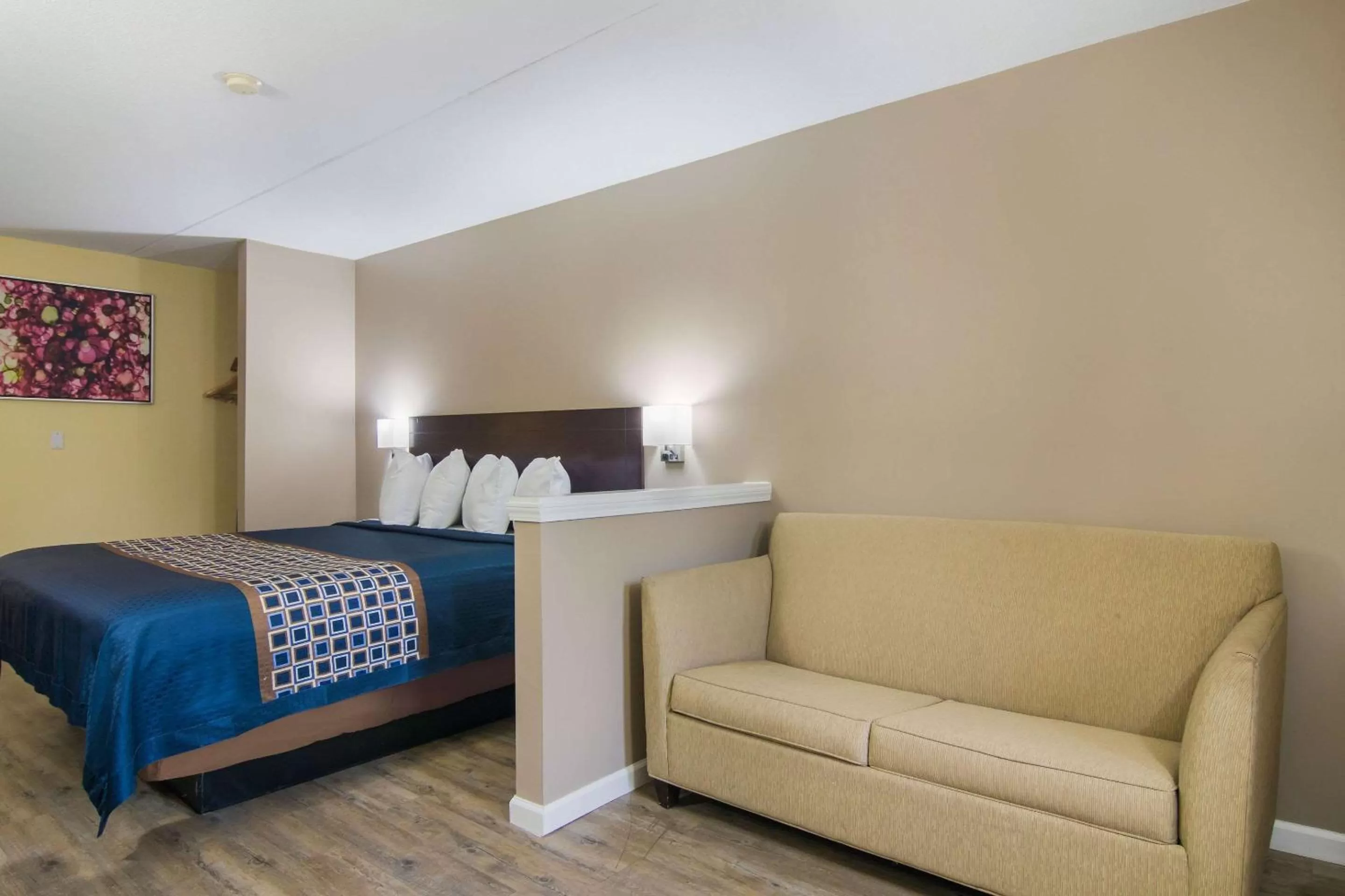 Photo of the whole room, Bed in Rodeway Inn & Suites Monroeville-Pittsburgh
