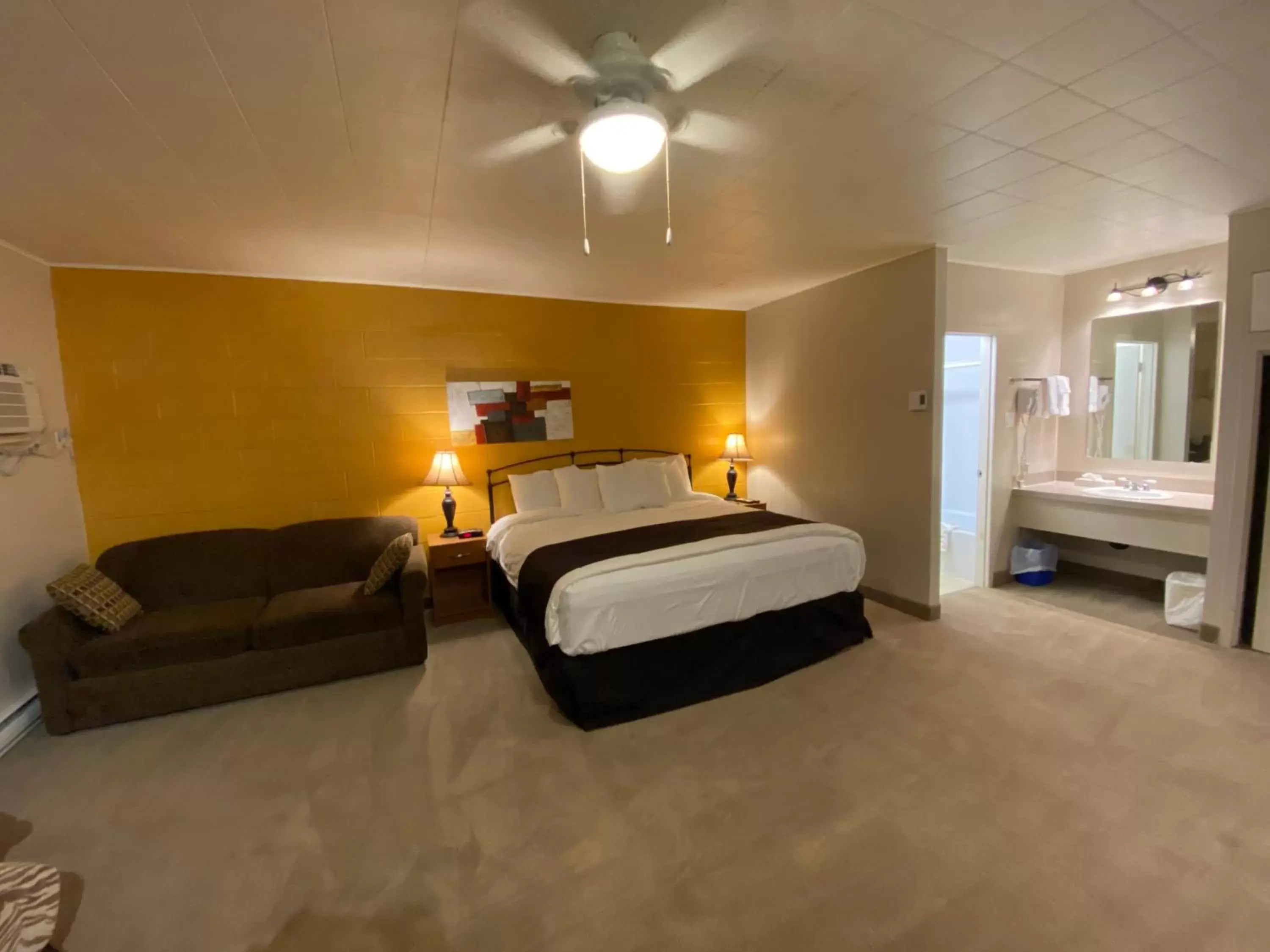 Bedroom, Bed in Dauphin Inn Express