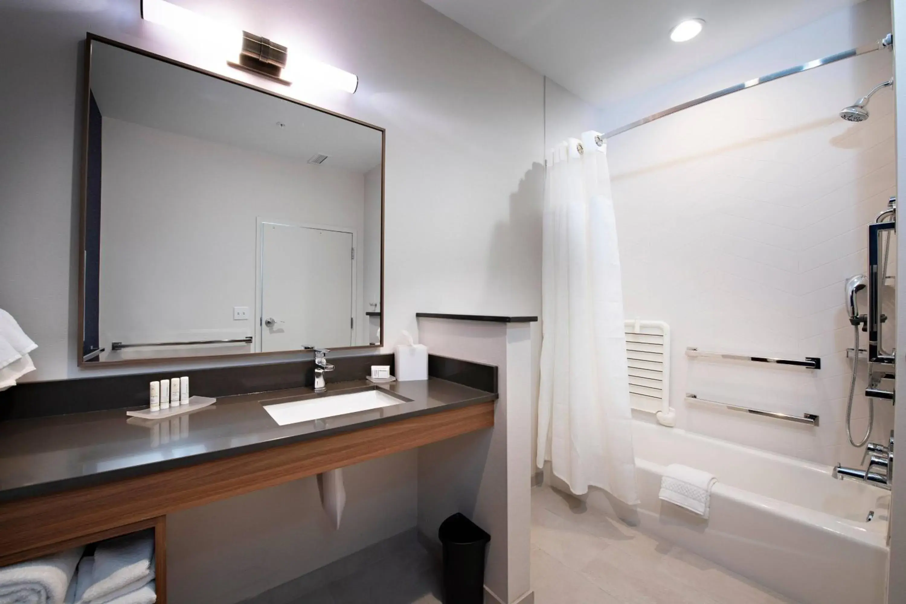 Bathroom in Fairfield Inn & Suites By Marriott Dayton North