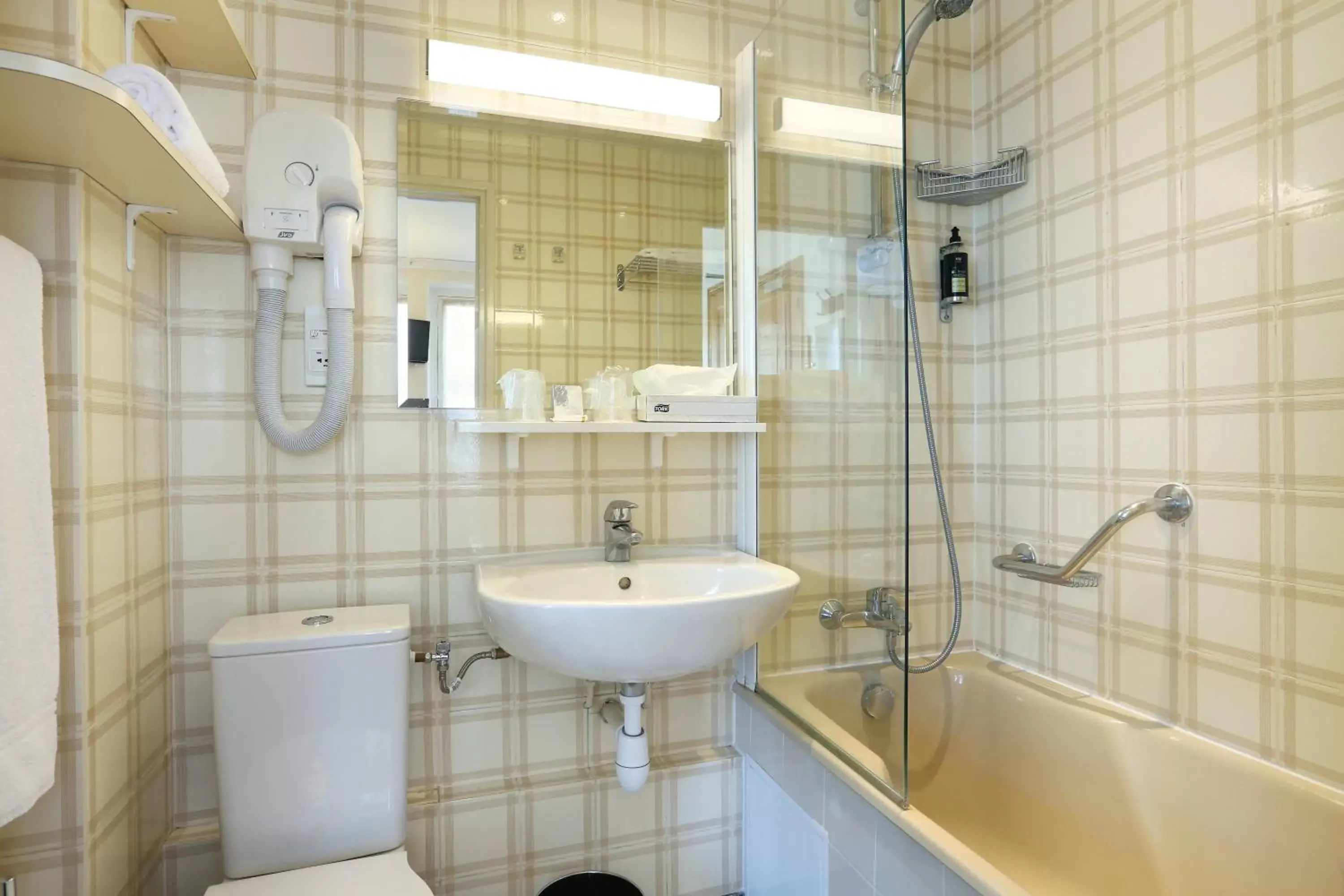 Bathroom in Hotel du College de France