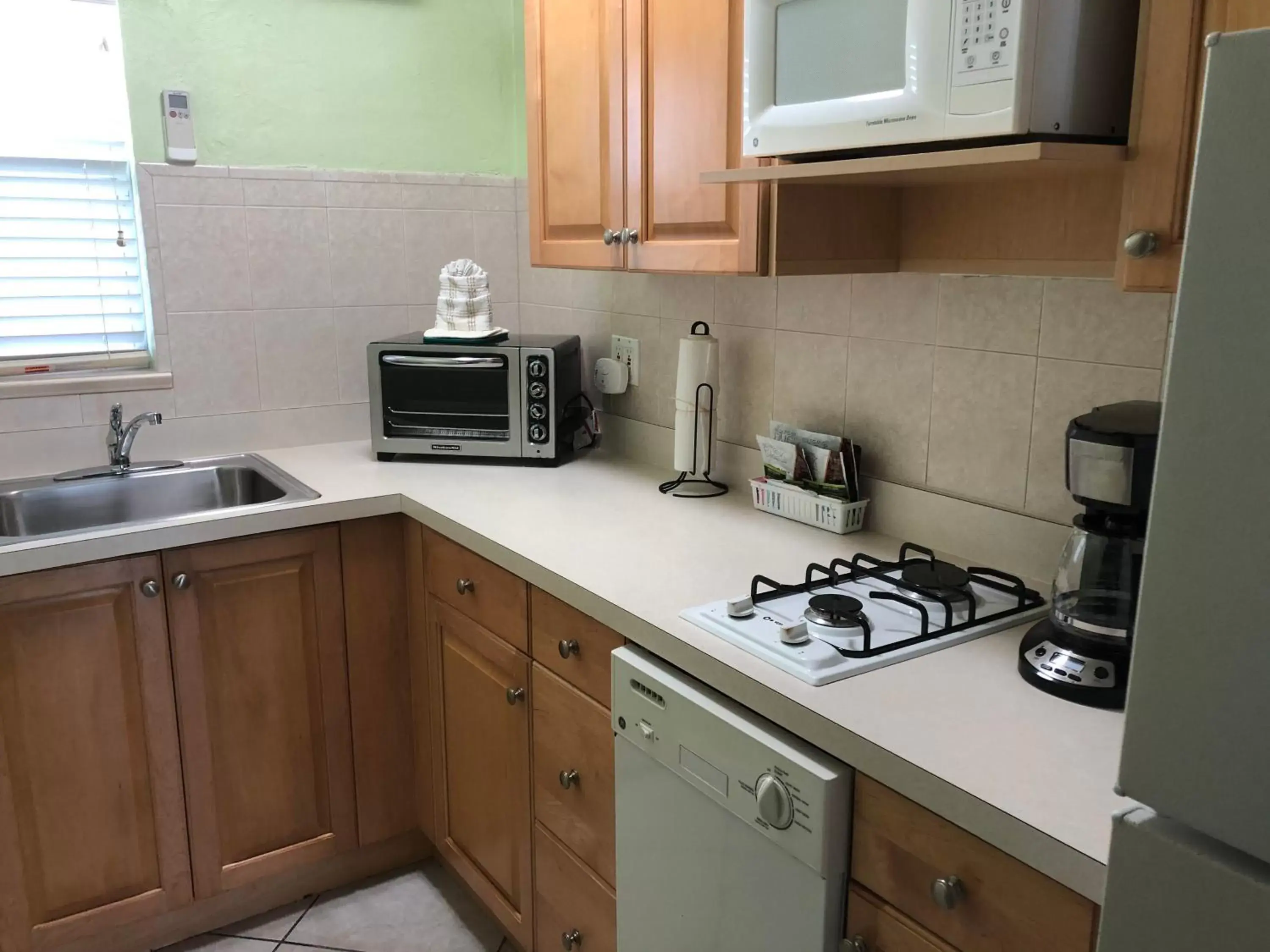 Kitchen or kitchenette, Kitchen/Kitchenette in Tropical Beach Resorts - Sarasota