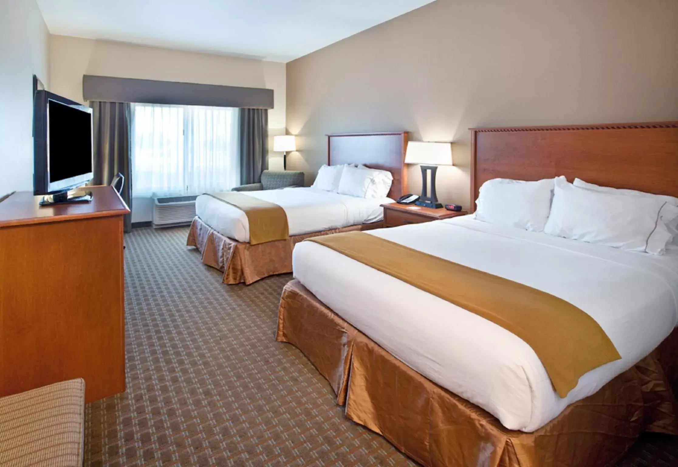 Bed in Holiday Inn Express & Suites Sioux Falls Southwest, an IHG Hotel