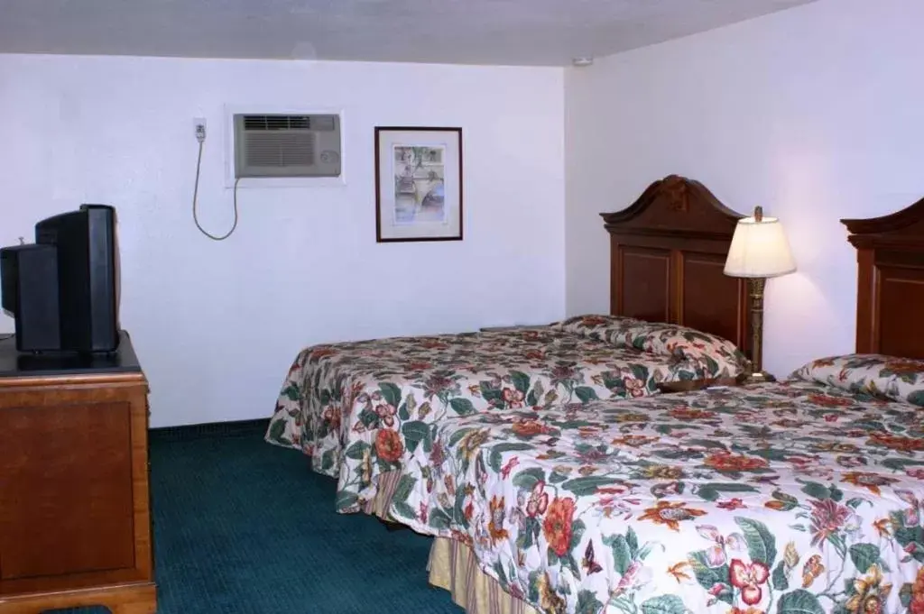 Bed in HWY Express Inn and Suites
