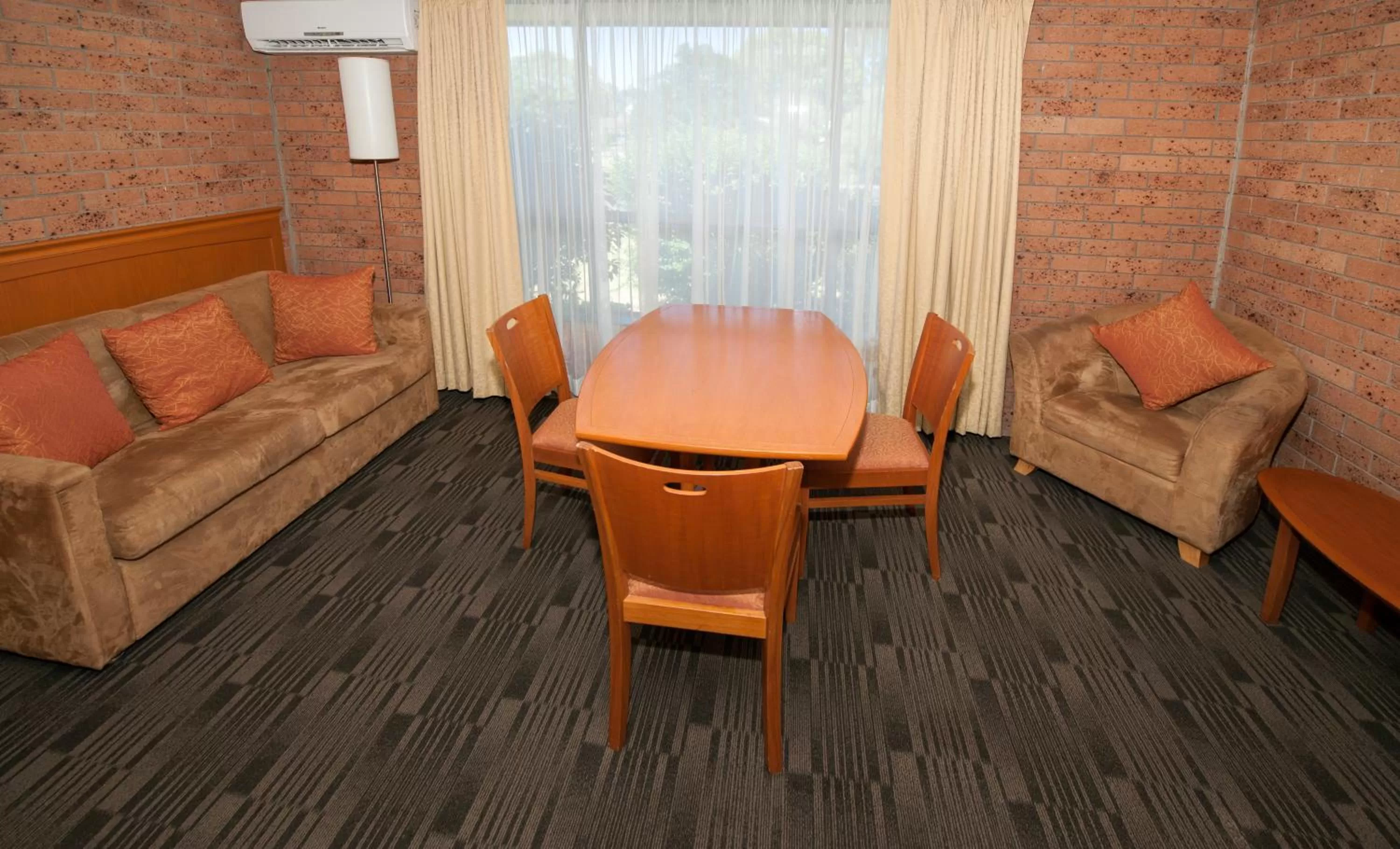 Dining area in James Street Motor Inn