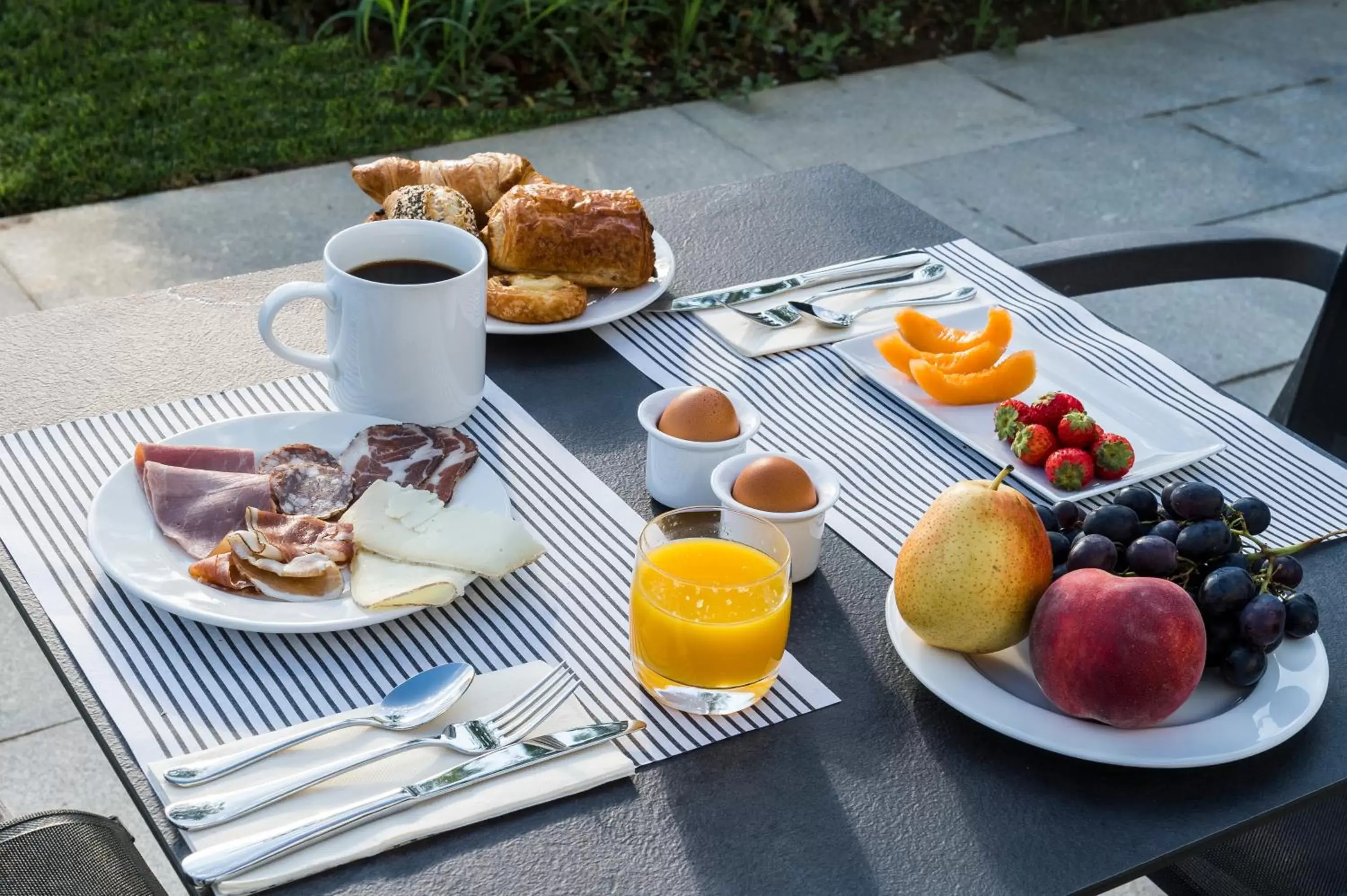 Balcony/Terrace, Breakfast in Mercure Hotel & Spa Bastia Biguglia