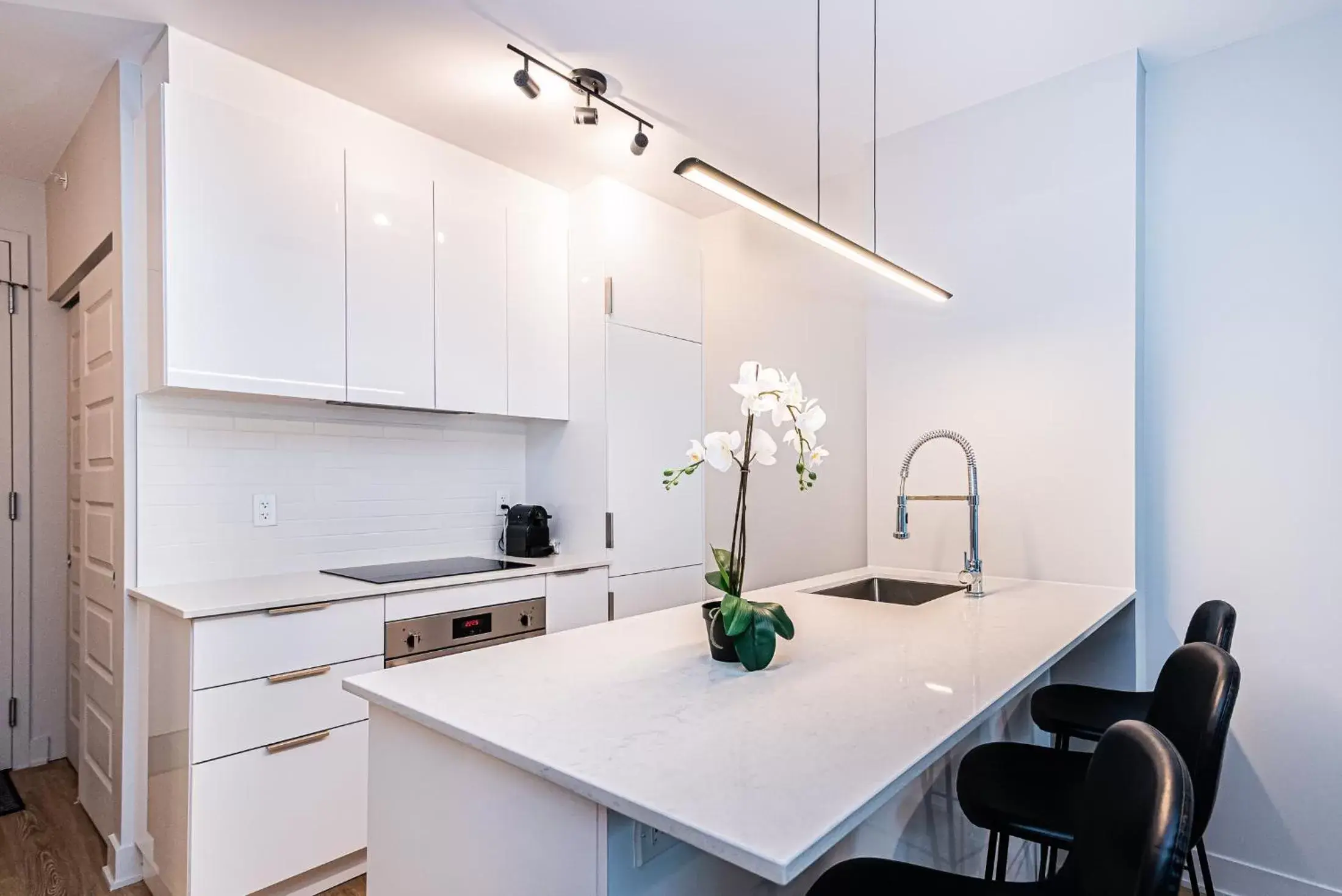 Kitchen or kitchenette, Kitchen/Kitchenette in WRFY Griffintown Apartment