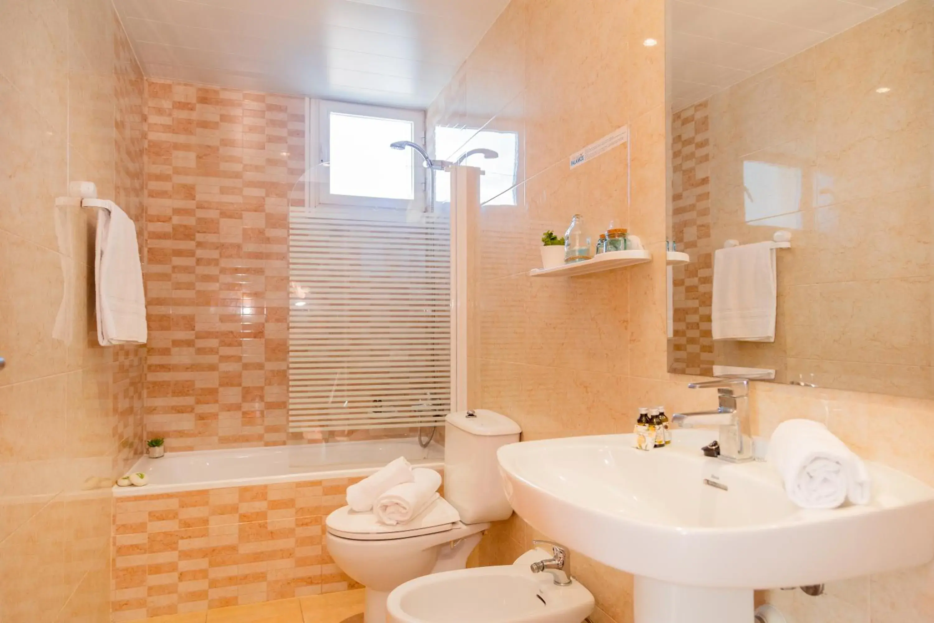 Shower, Bathroom in Aparthotel Ona Palamós