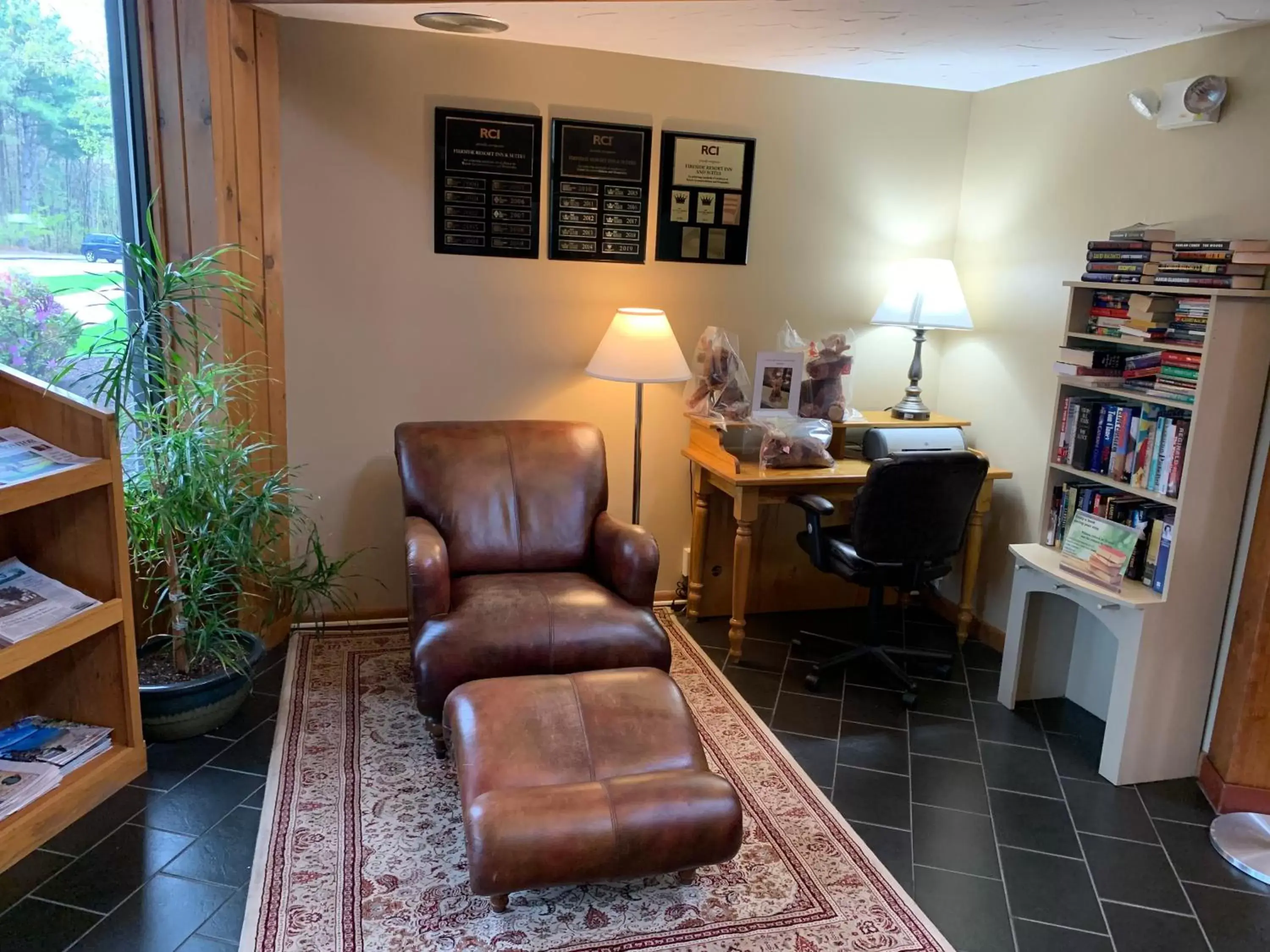 Library, Seating Area in Fireside Inn & Suites Gilford