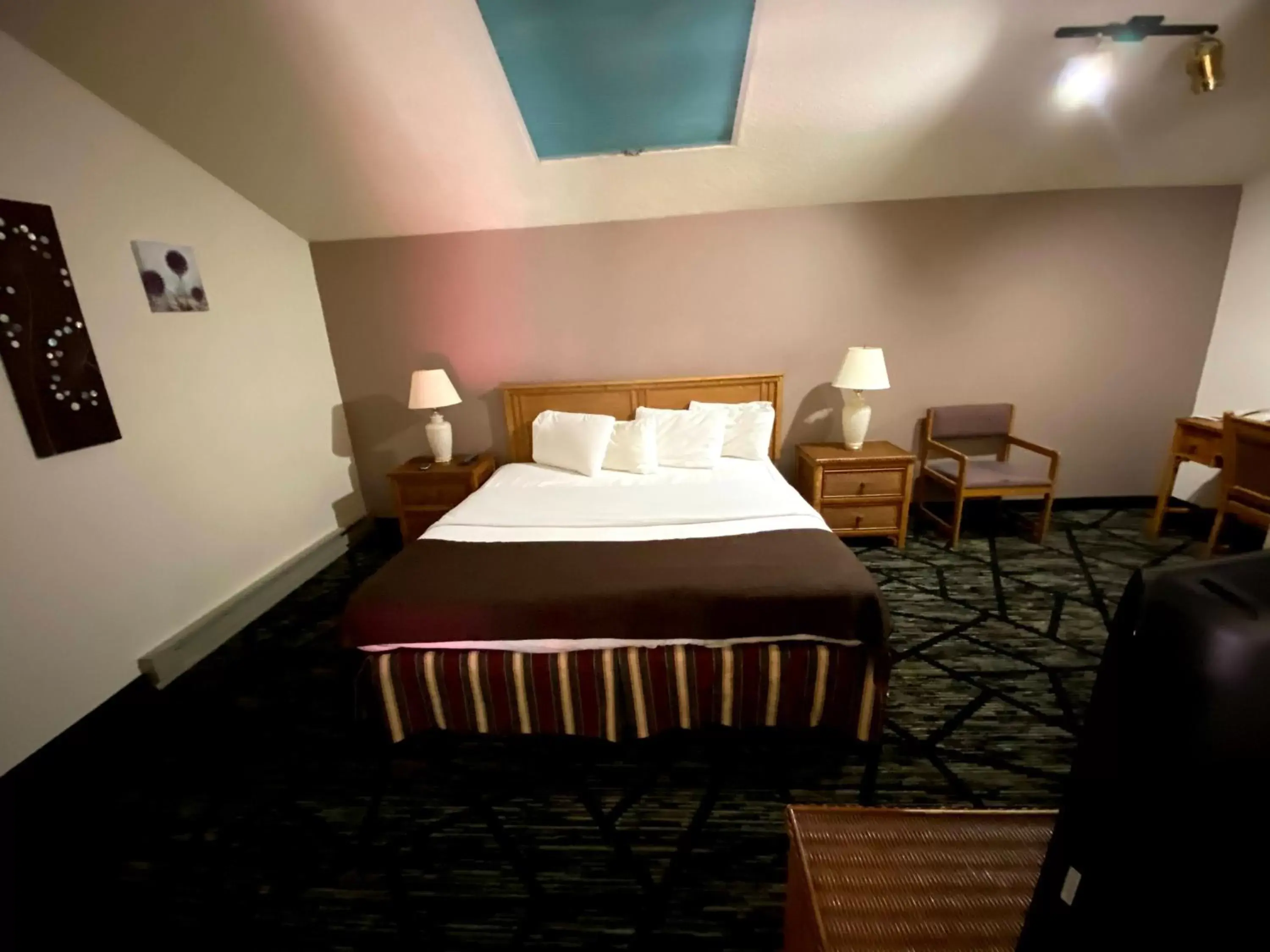 Bed in Woodland Inn & Suites