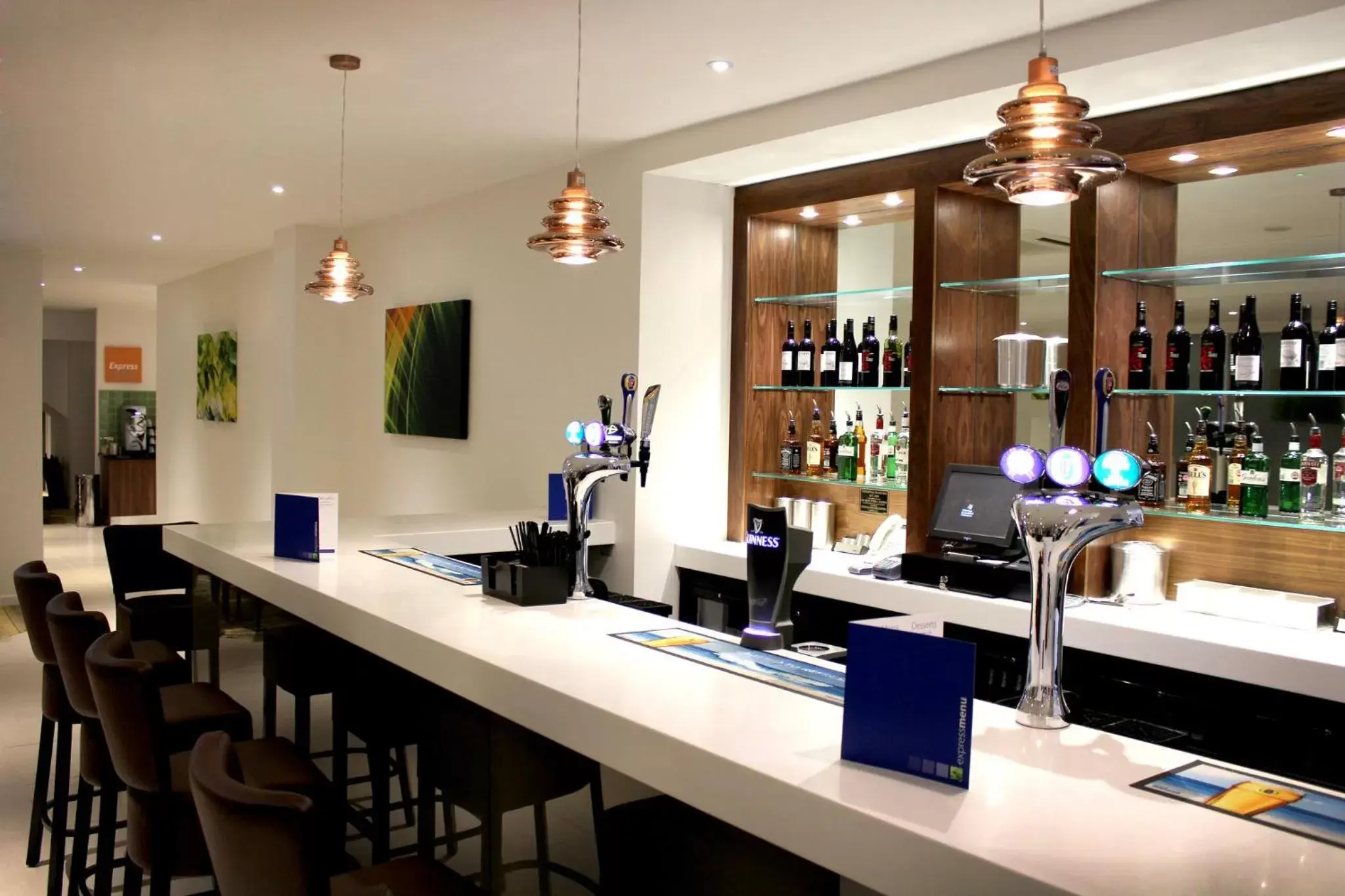 Lounge or bar in Holiday Inn Express Wakefield, an IHG Hotel