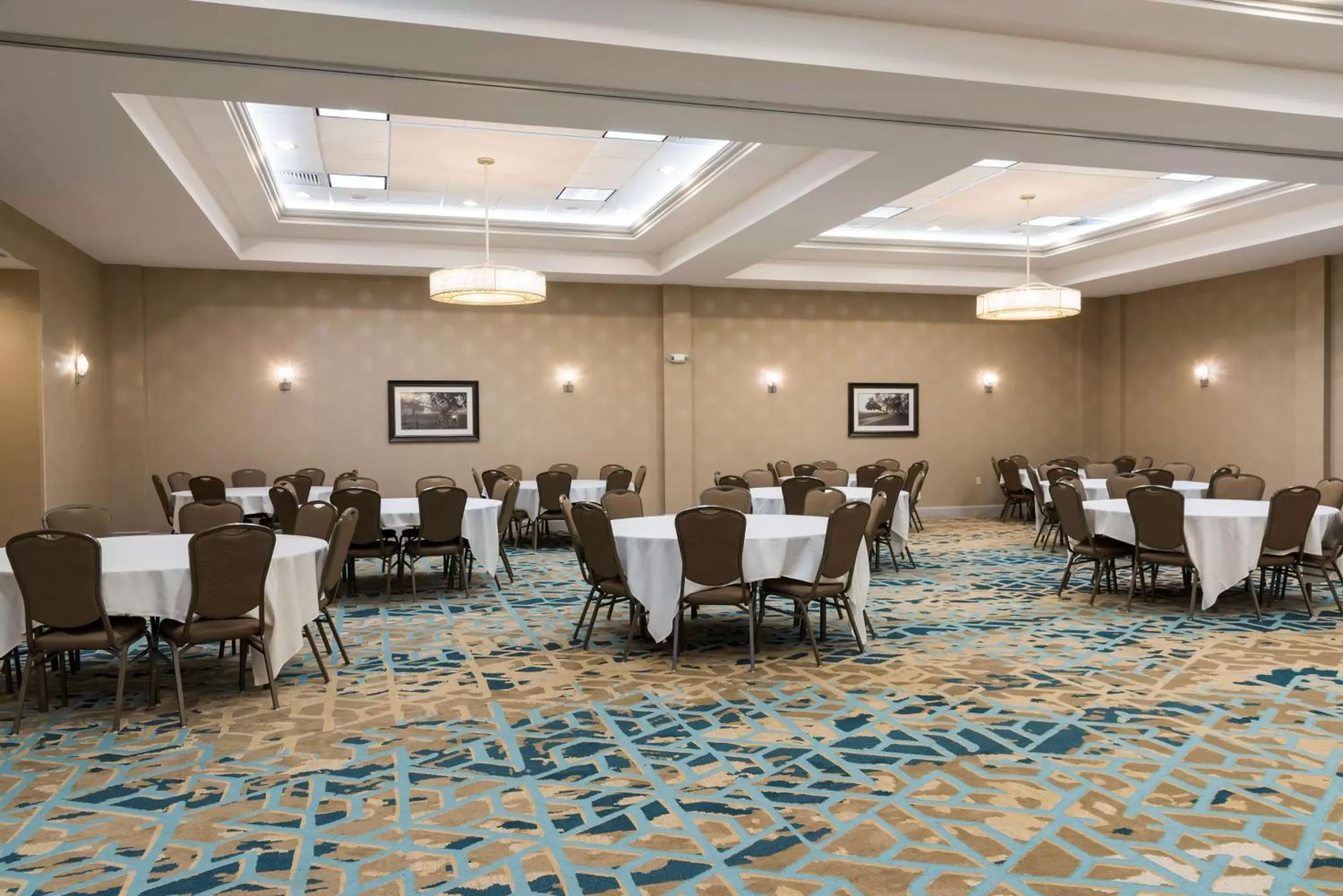 Meeting/conference room, Restaurant/Places to Eat in Doubletree by Hilton Pleasant Prairie Kenosha, WI