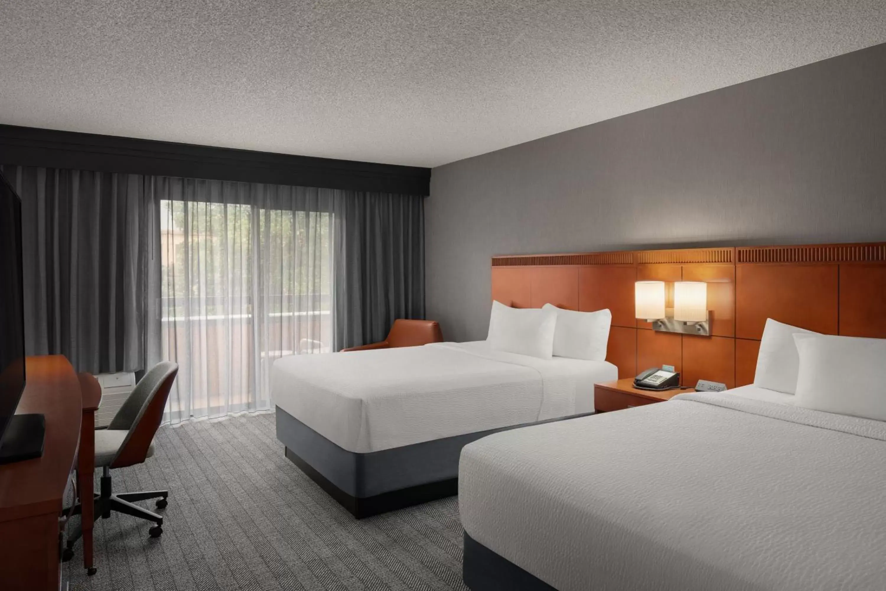Photo of the whole room, Bed in Courtyard by Marriott Portland Beaverton