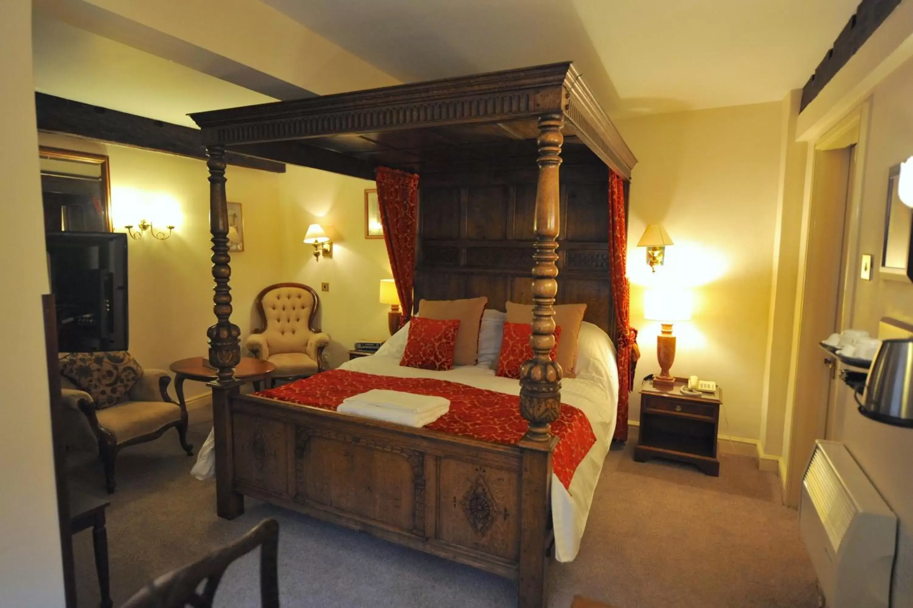 Photo of the whole room, Bed in The Greyhound Coaching Inn