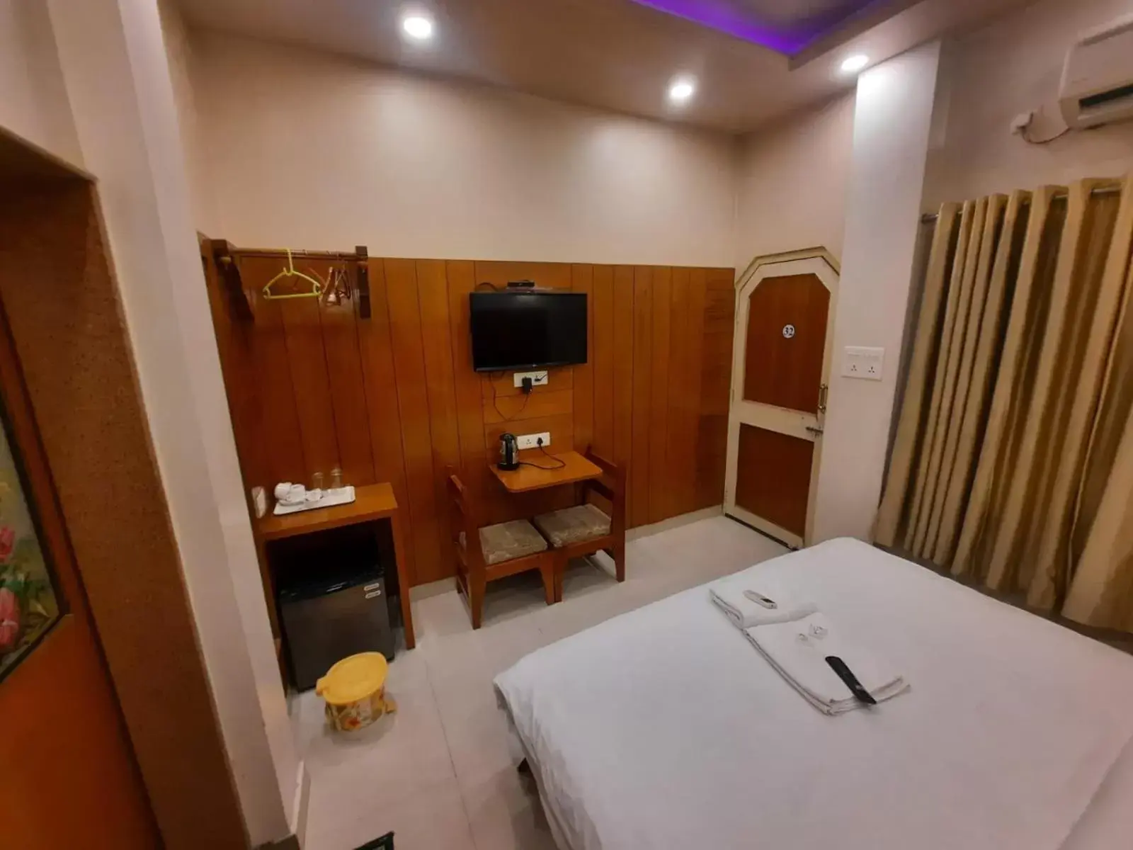 Bedroom, TV/Entertainment Center in Hotel Temple On Ganges
