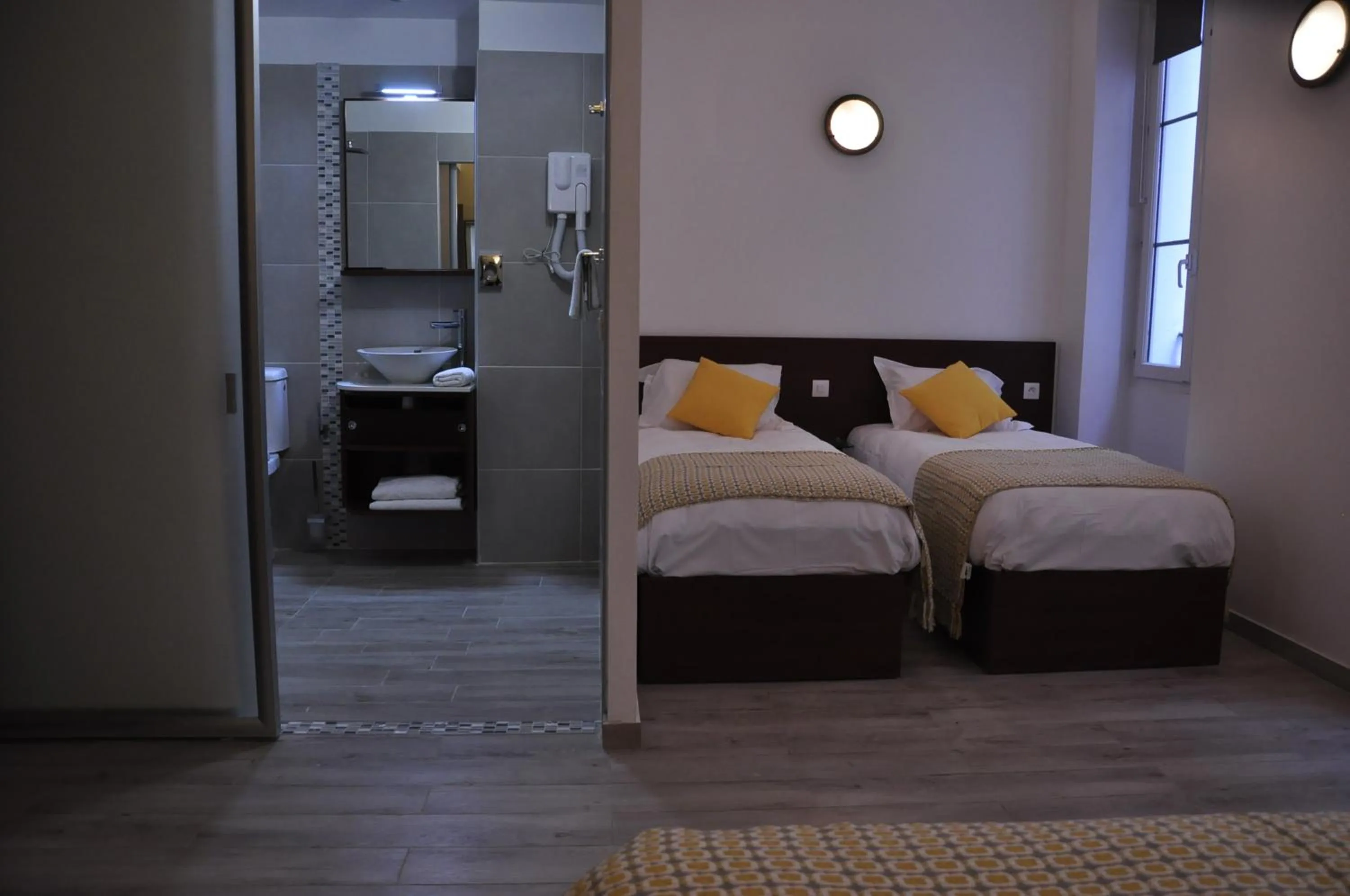 Photo of the whole room, Bed in Massilia hôtel