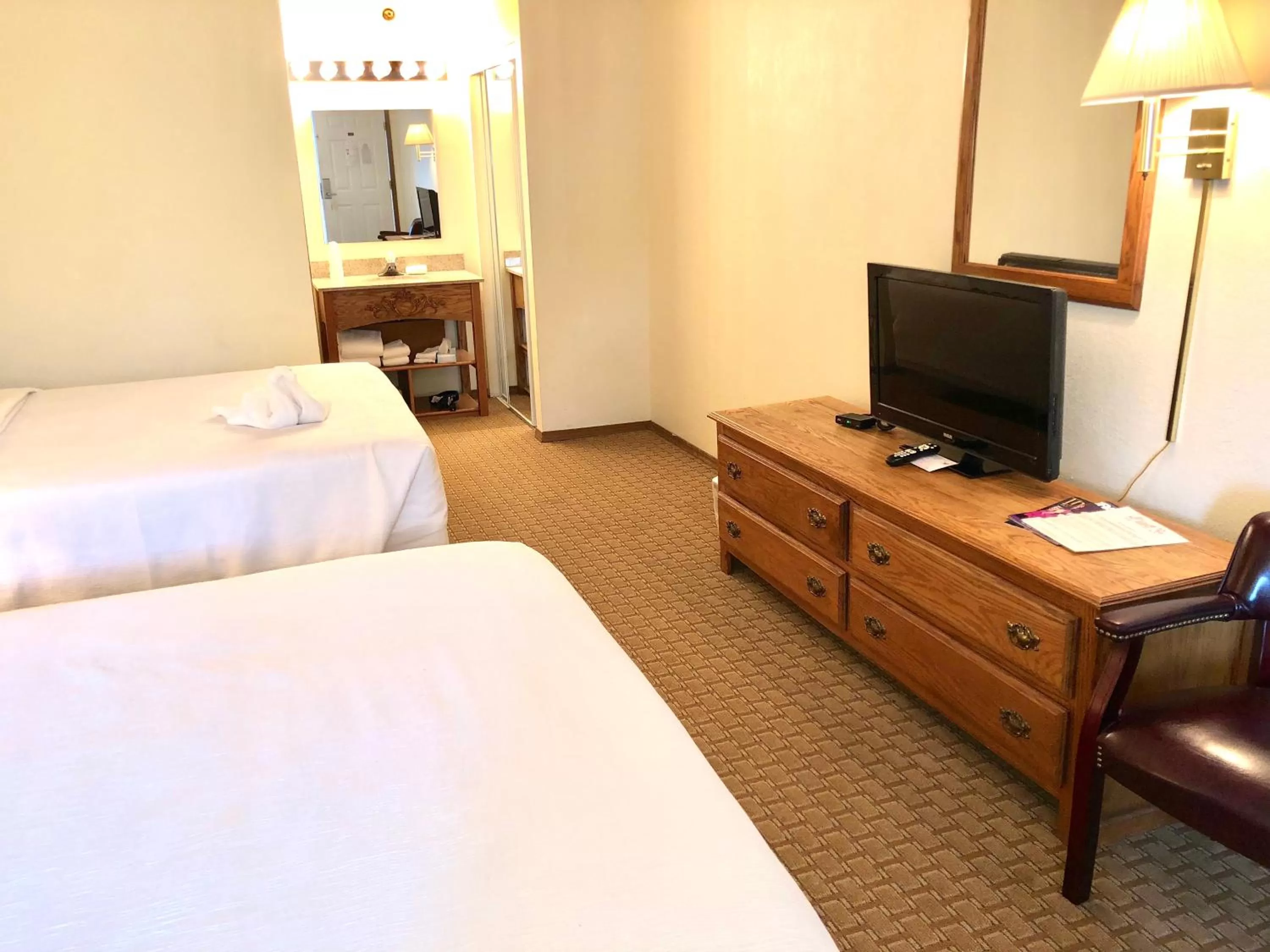 Bed, TV/Entertainment Center in Honeysuckle Inn & Conference Center