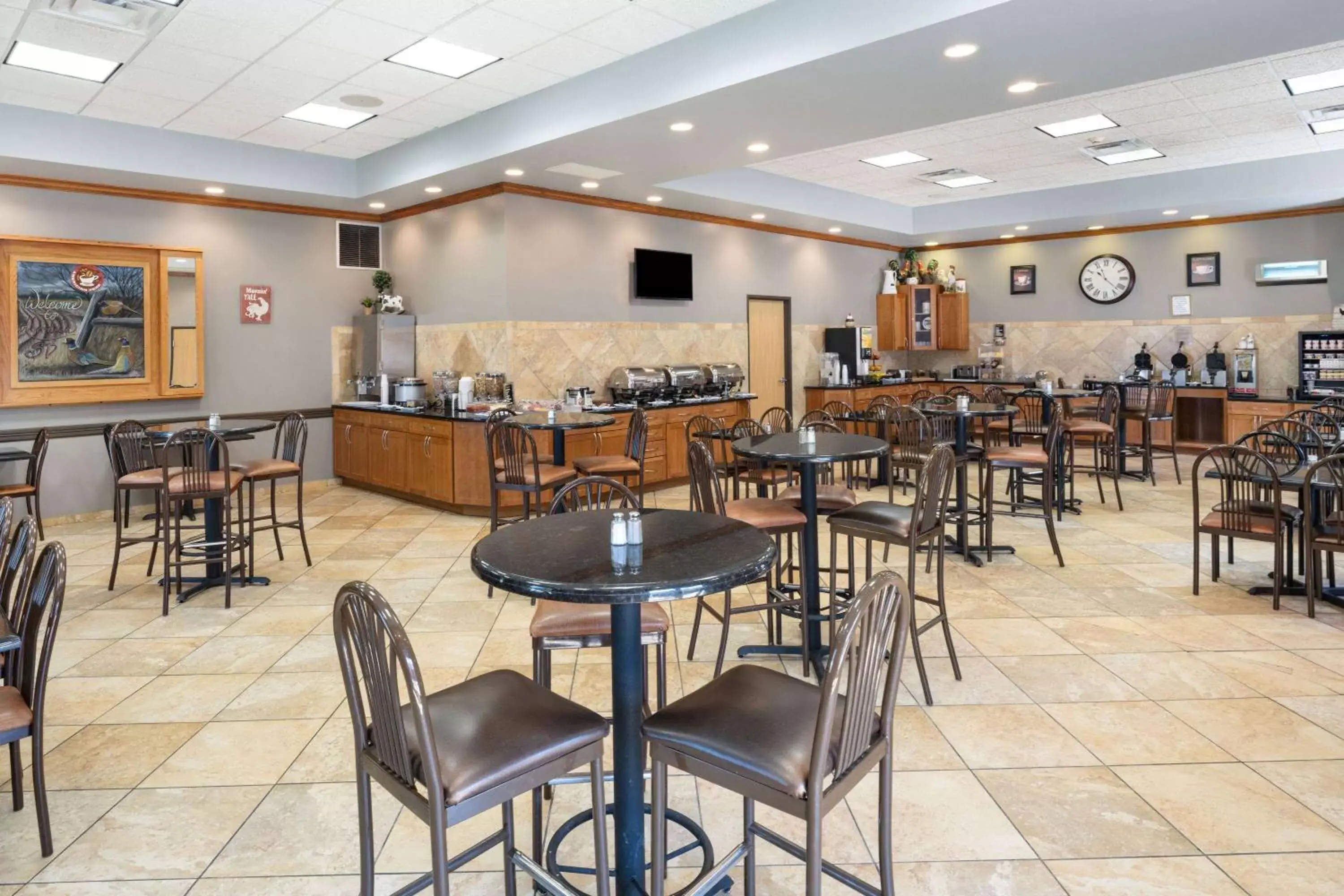 Breakfast, Restaurant/Places to Eat in AmericInn by Wyndham Aberdeen Event Center