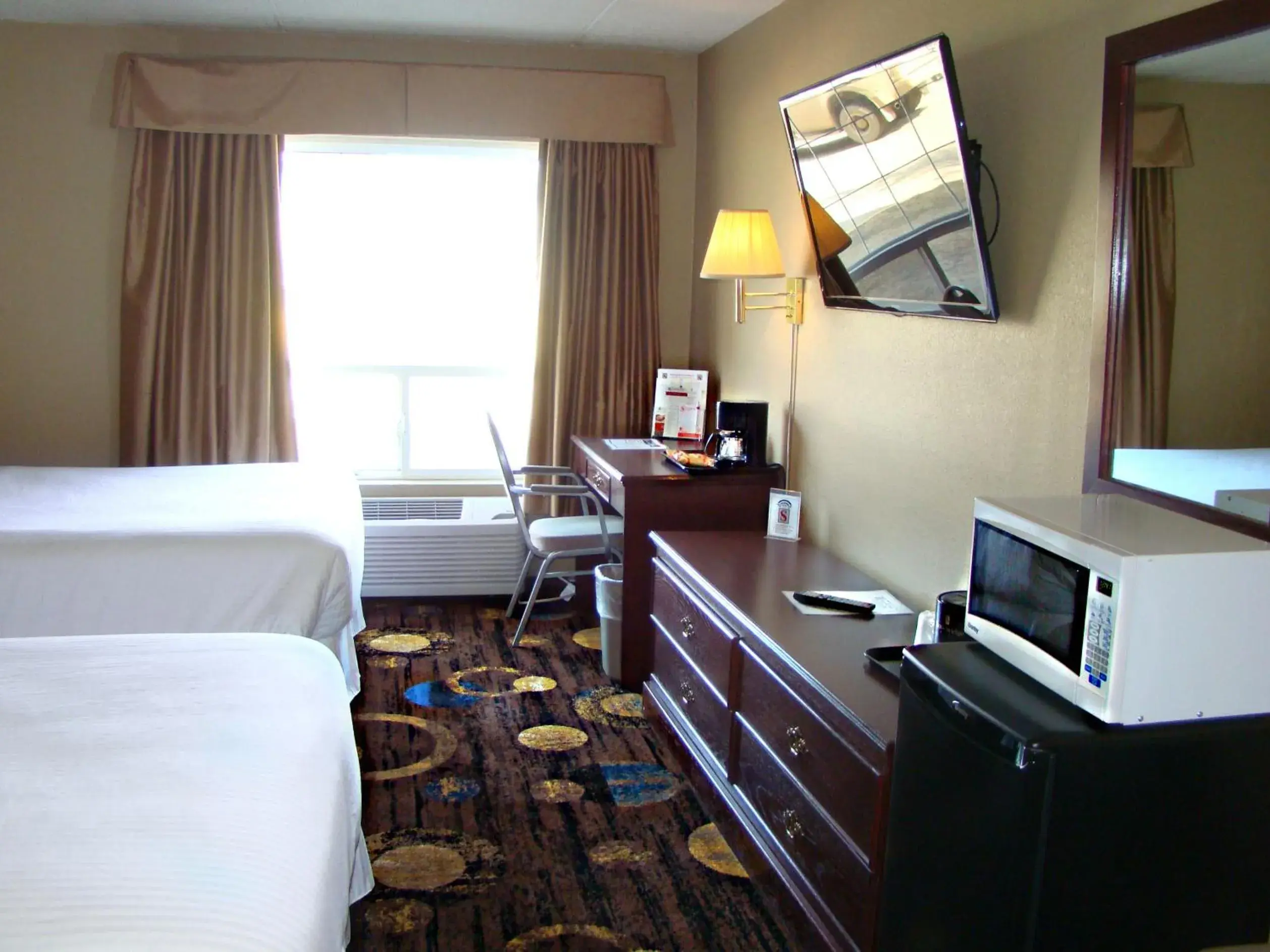 Bed, Seating Area in Stonebridge Hotel