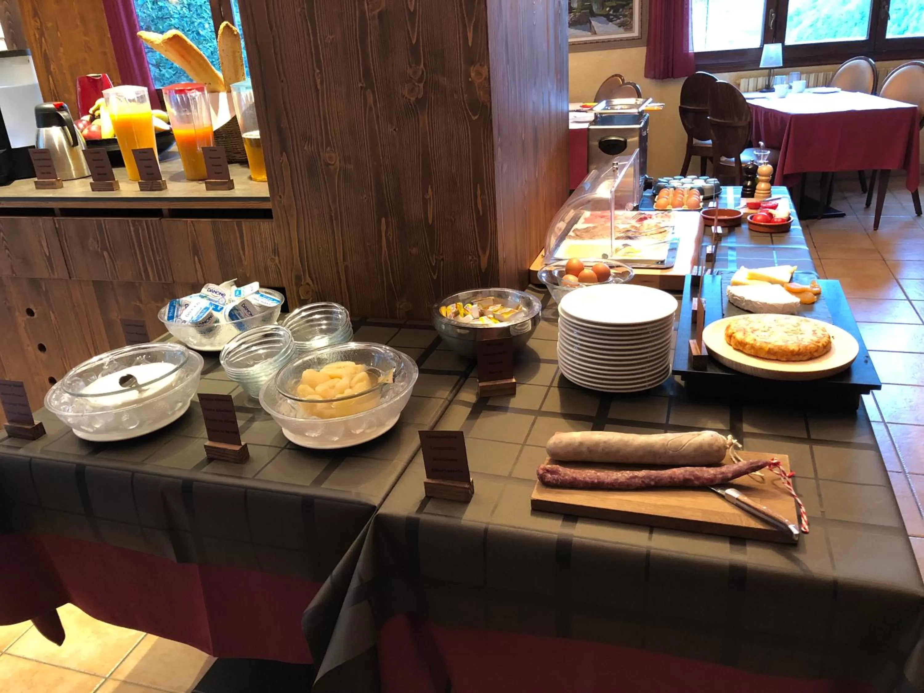 Buffet breakfast in Hotel L’Ermita B&B